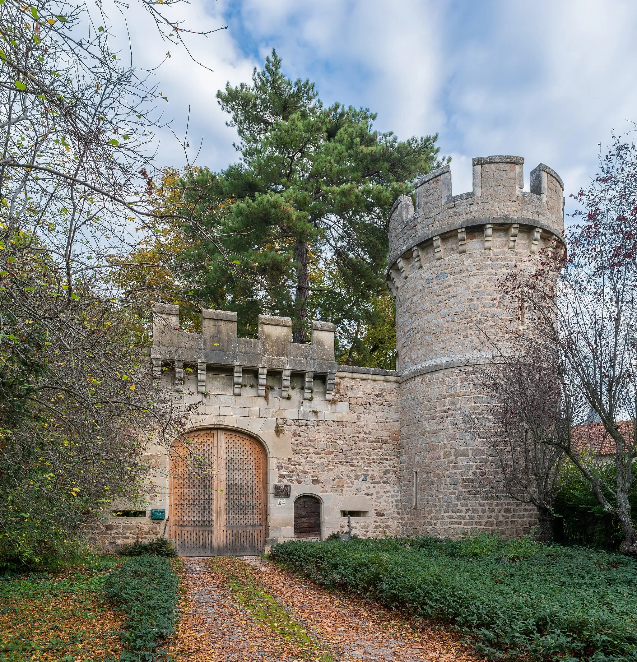 Photo showing: This building is classé au titre des monuments historiques de la France. It is indexed in the base Mérimée, a database of architectural heritage maintained by the French Ministry of Culture, under the reference PA00092147 .