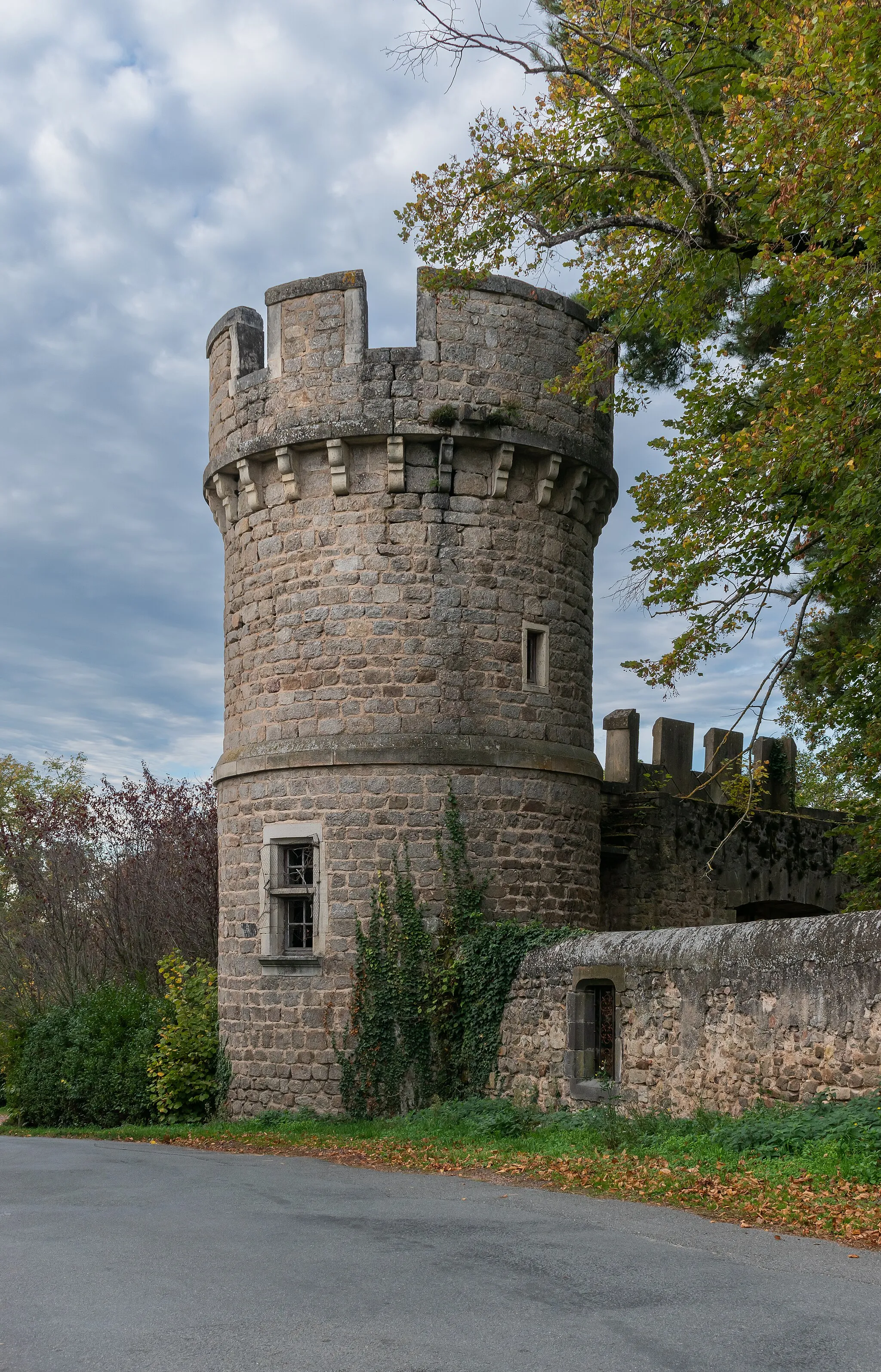 Photo showing: This building is classé au titre des monuments historiques de la France. It is indexed in the base Mérimée, a database of architectural heritage maintained by the French Ministry of Culture, under the reference PA00092147 .