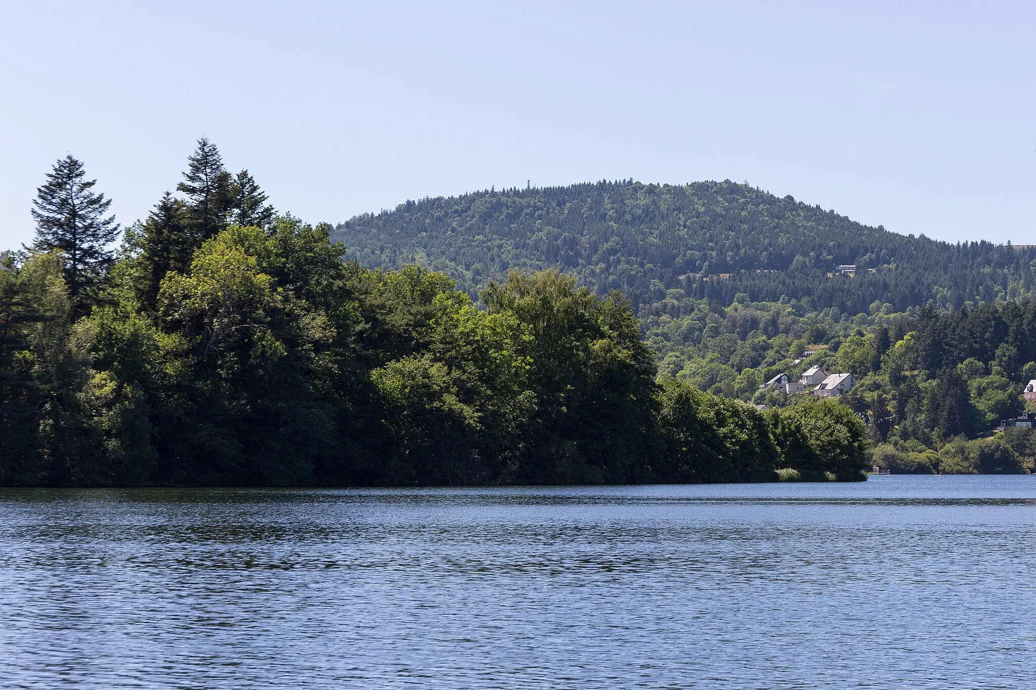 Photo showing: Le puy de la Rodde à Aydat, vu des rives du lac d'Aydat.