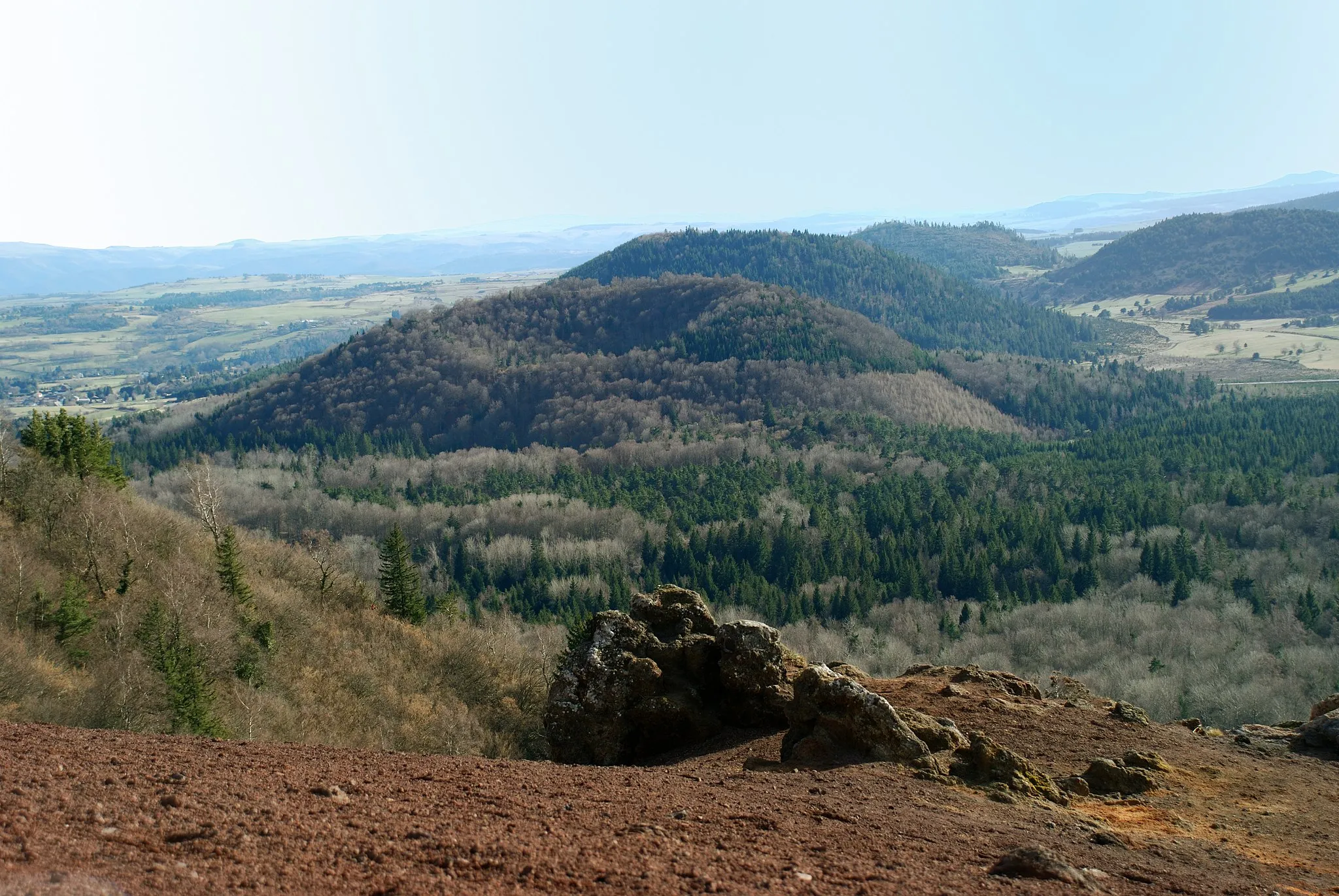 Photo showing: Chaîne des Puys : Puy de Vichâtel (1094 m) (Puy-de-Dôme, France).