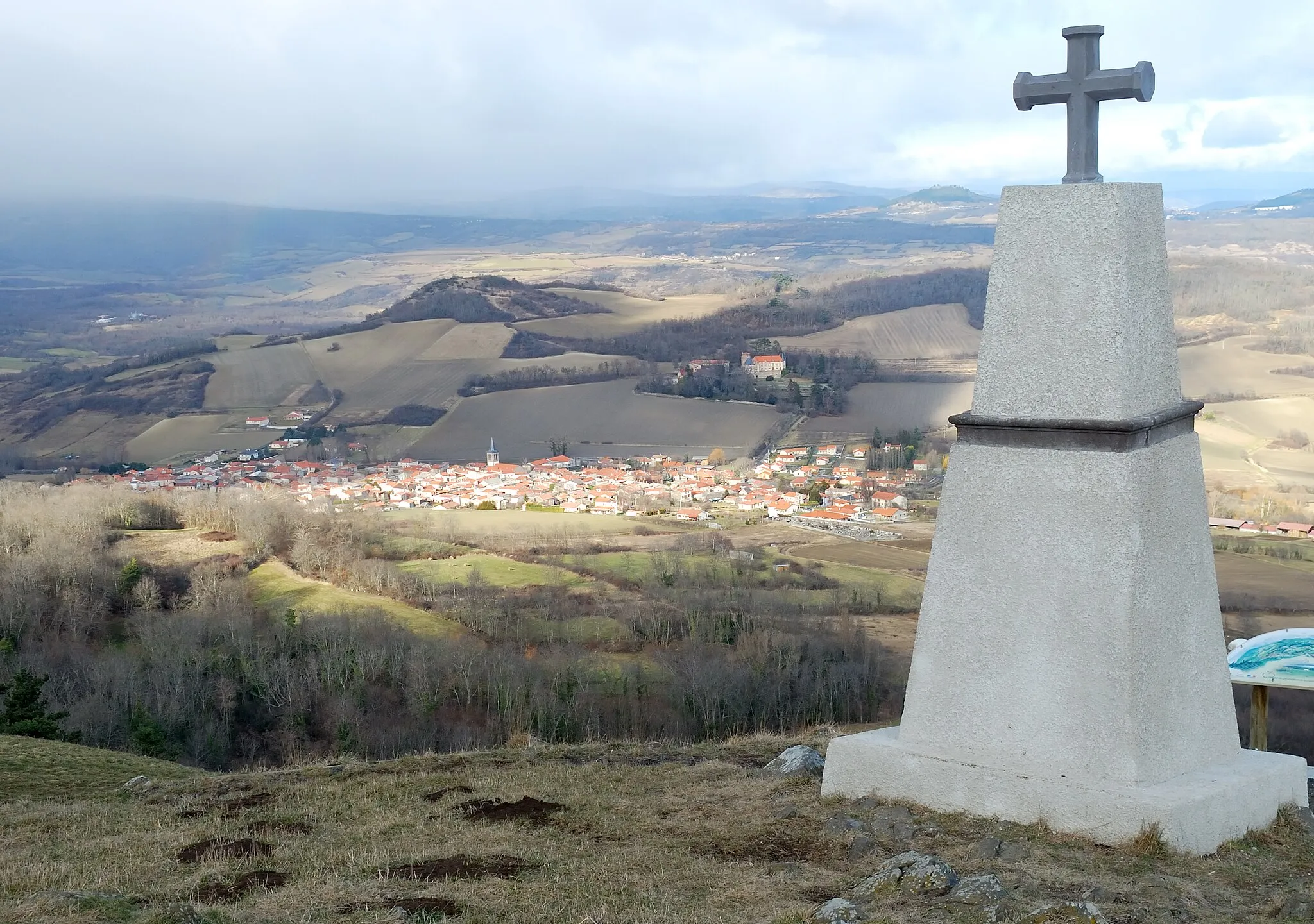 Photo showing: Saint-Sandoux: general view from the Puy de saint-Sandoux, 848 m (Puy-de-Dôme, France).