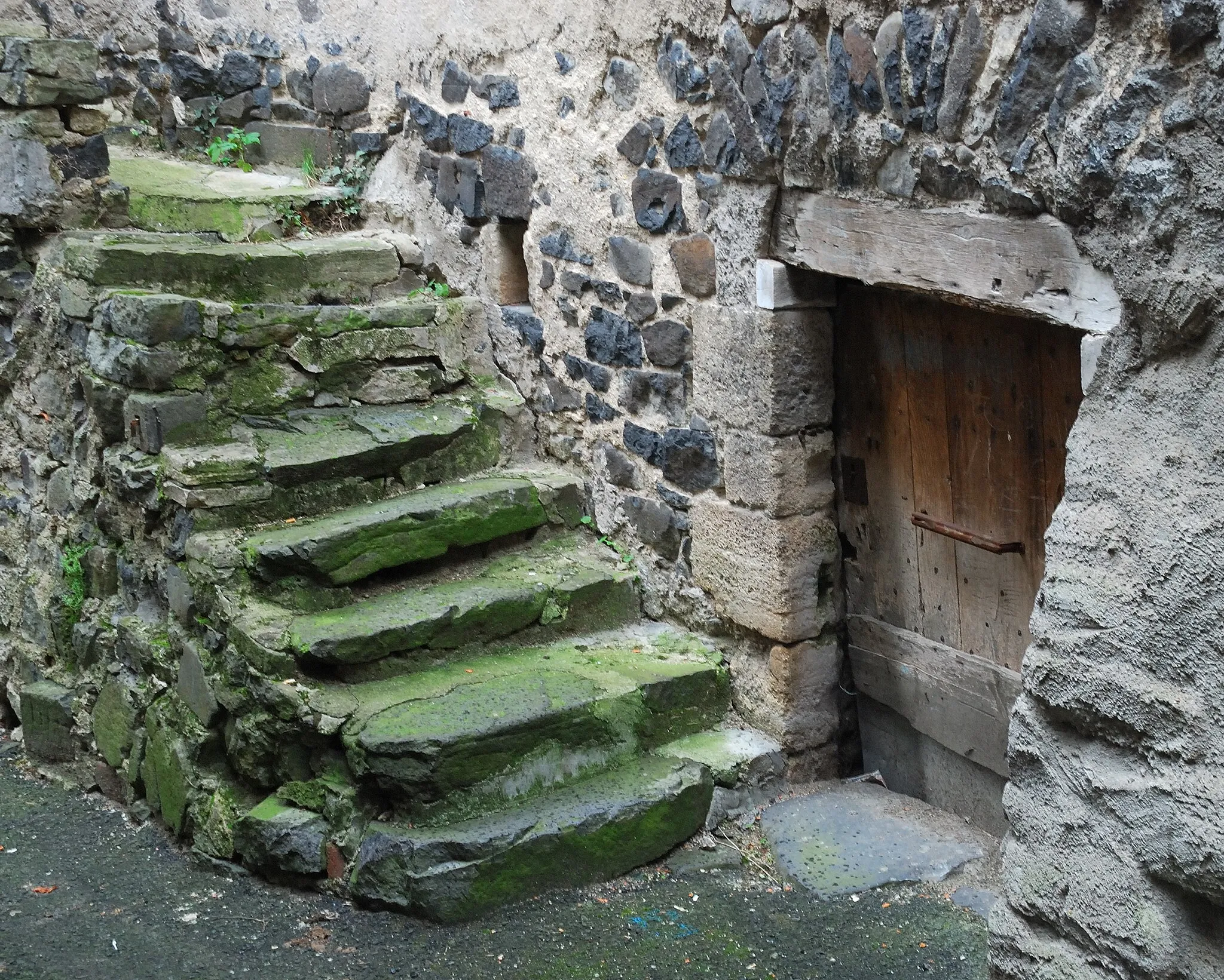 Photo showing: Saint-Sandoux: door in the "Venelle du fort" (fort alley) (Puy-de-Dôme, France).