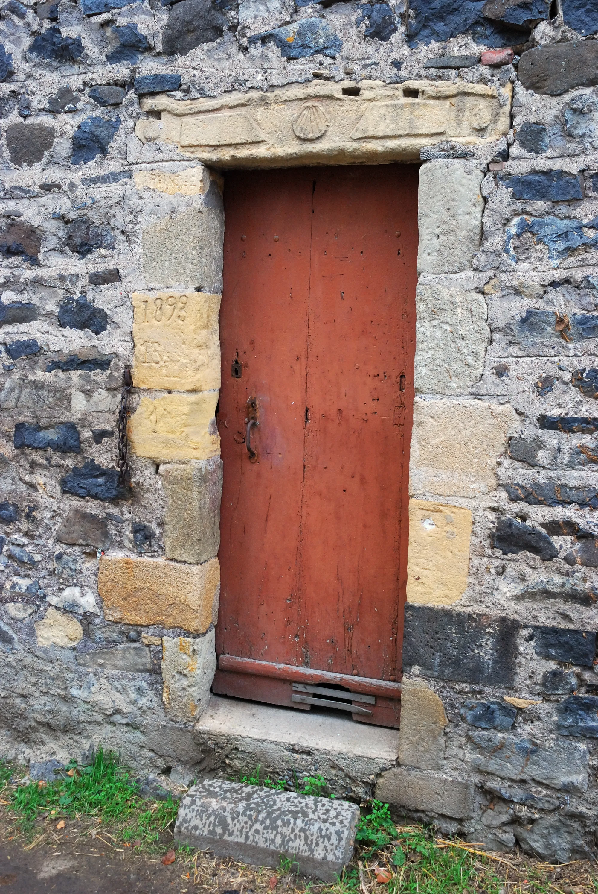 Photo showing: Saint-Sandoux: door with a St. James's shell graved on the lintel  (Puy-de-Dôme, France).