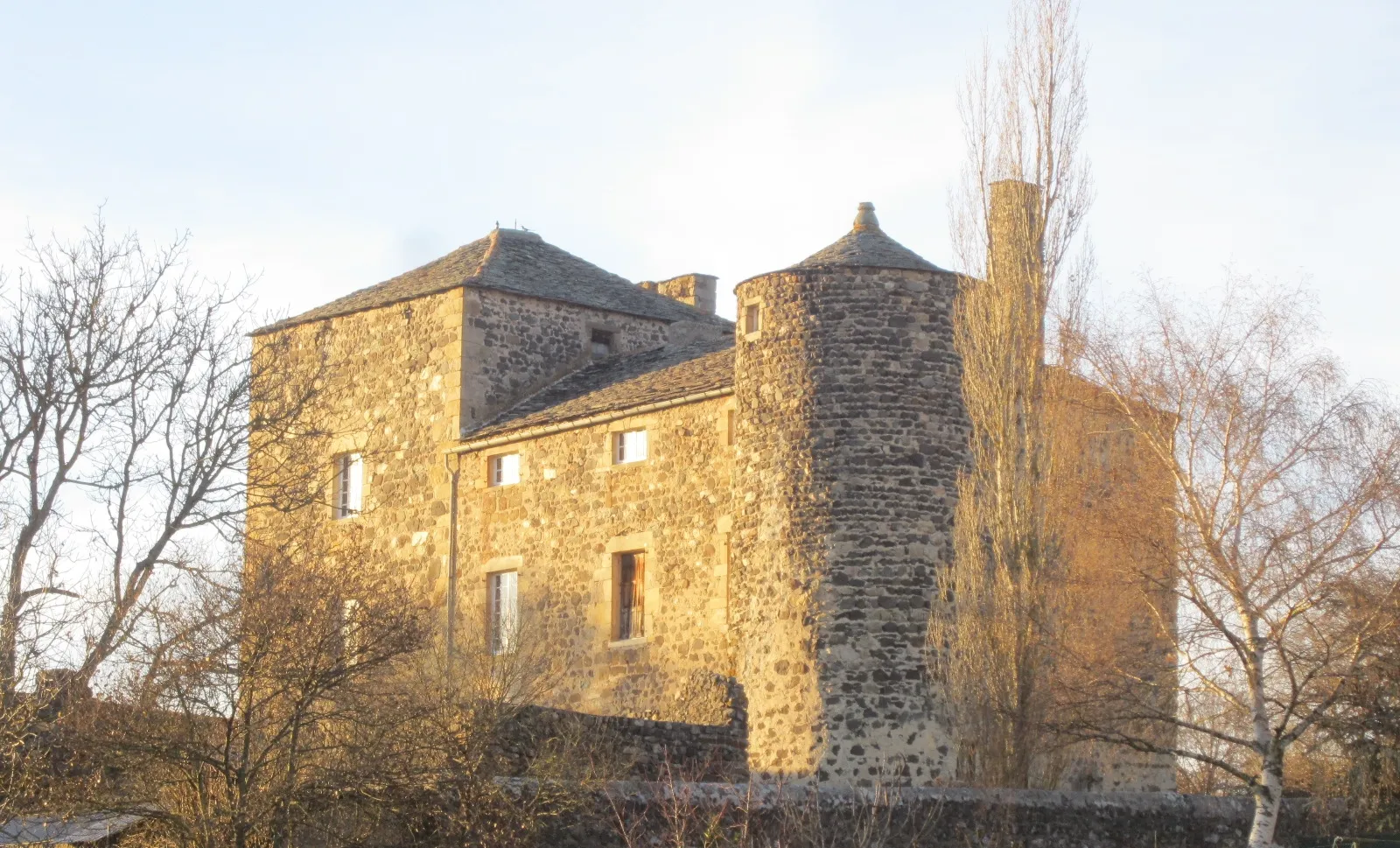 Photo showing: This building is indexed in the base Mérimée, a database of architectural heritage maintained by the French Ministry of Culture, under the reference PA00092596 .