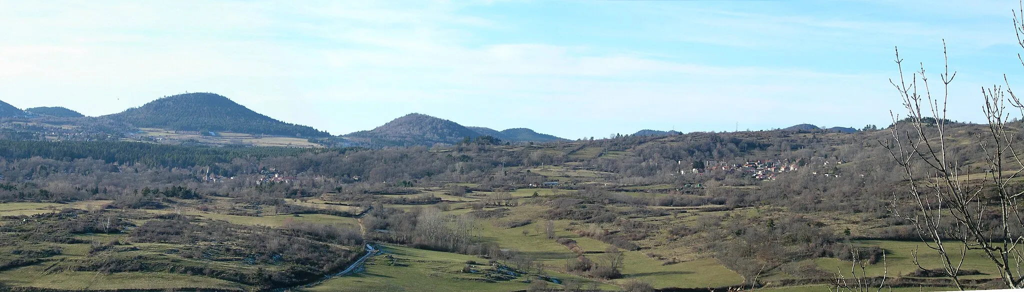 Photo showing: The villages of Rouillat-Bas on the left and Rouillat-Haut on the right with the "Chaîne des Puys" on the back ground (Commune of Aydat, Puy-de-Dôme, France). Picture taken from the summit of Mont Redon (832 m) near the village of Ponteix.