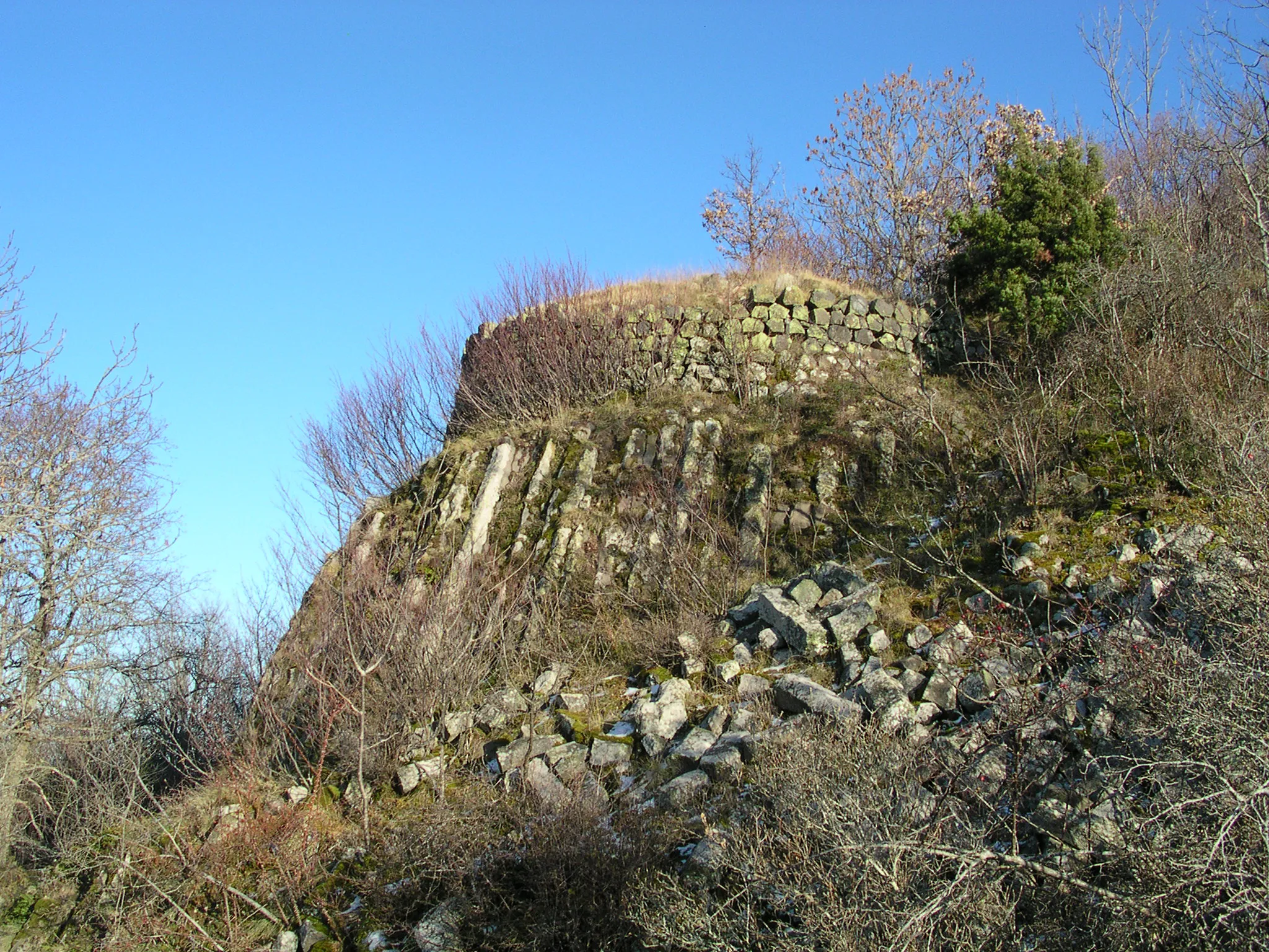 Photo showing: Remaining of the Montredon castle on the summit ot Mont Redon near the village of Ponteix, in the church (Commune of Aydat, Puy-de-Dôme, France)