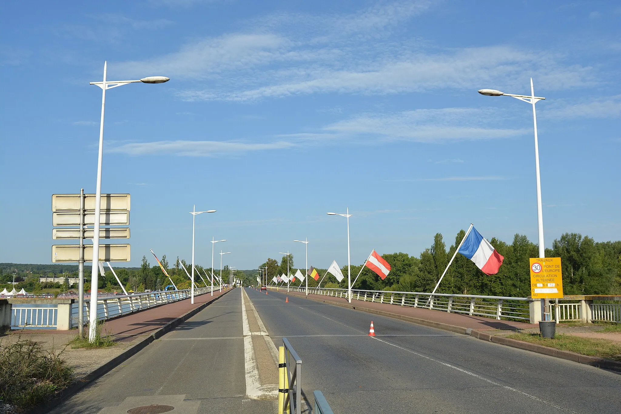 Photo showing: Franchissement du pont de l'Europe (route départementale 6E) à la sortie de Vichy (Allier, Auvergne-Rhône-Alpes, France). La route est hors agglomération dans le sens est → ouest, mais en agglomération dans l'autre sens, qui est fermé à la circulation en raison d'Ironman (70.3, étapes bike et run).