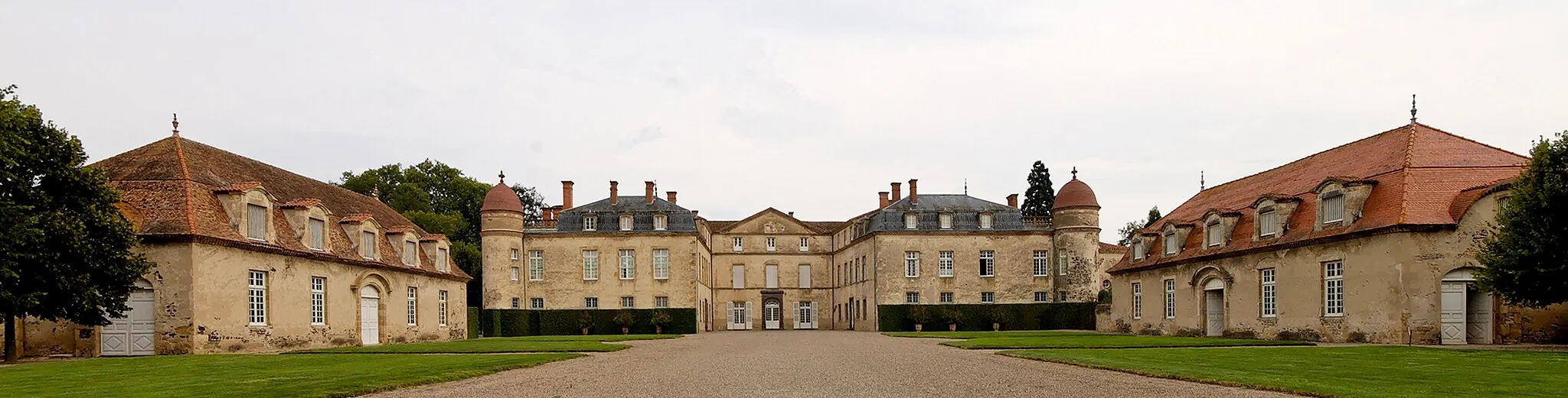 Photo showing: Exterior view of the castle of Parentignat (17–18th centuries), Auvergne, France.