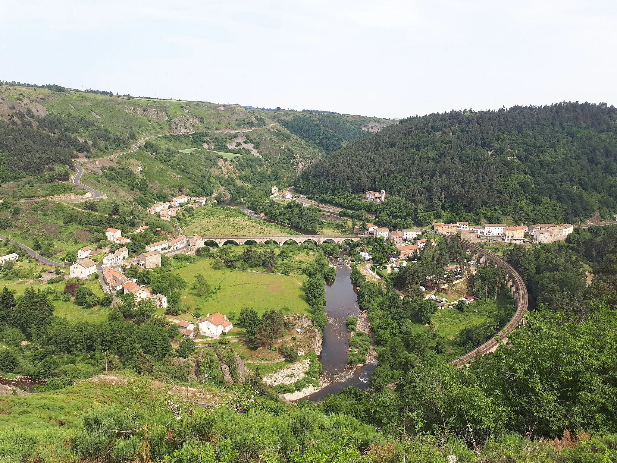 Photo showing: Le Nouveau Monde, à Saint-Haon, et le viaduc de Chapeauroux, à la frontière entre Haute-Loire et la Lozère, dans les gorges de l'Allier.