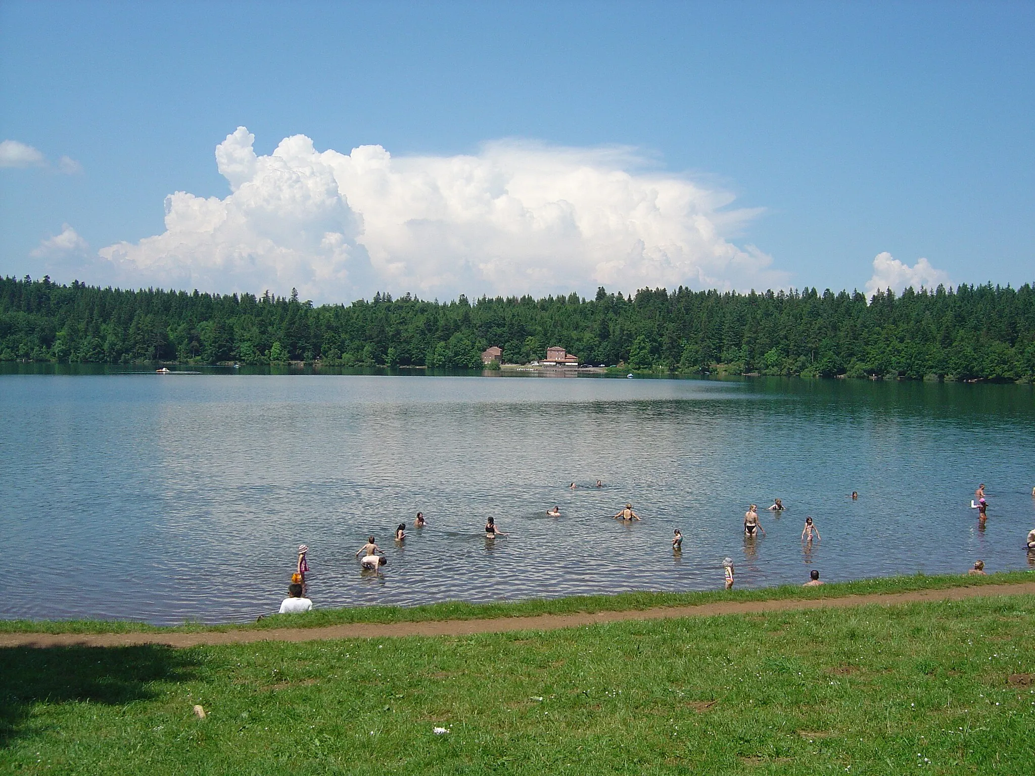 Photo showing: Plage du lac du Bouchet et restaurant au fond