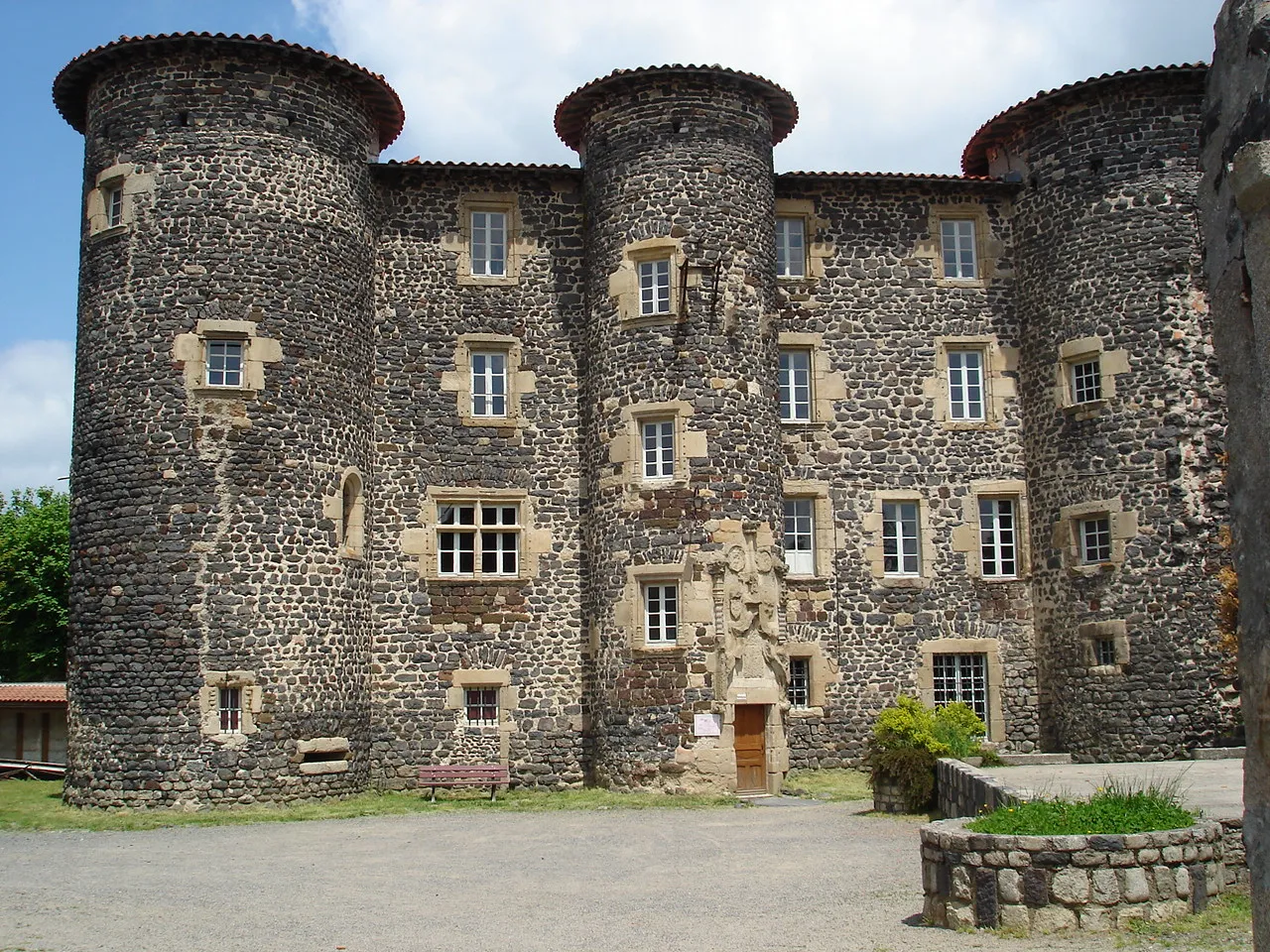 Photo showing: Le Monastier-sur-Gazeille, comm. de la Haute-Loire, France, région Auvergne. Façade d'entrée du château.
