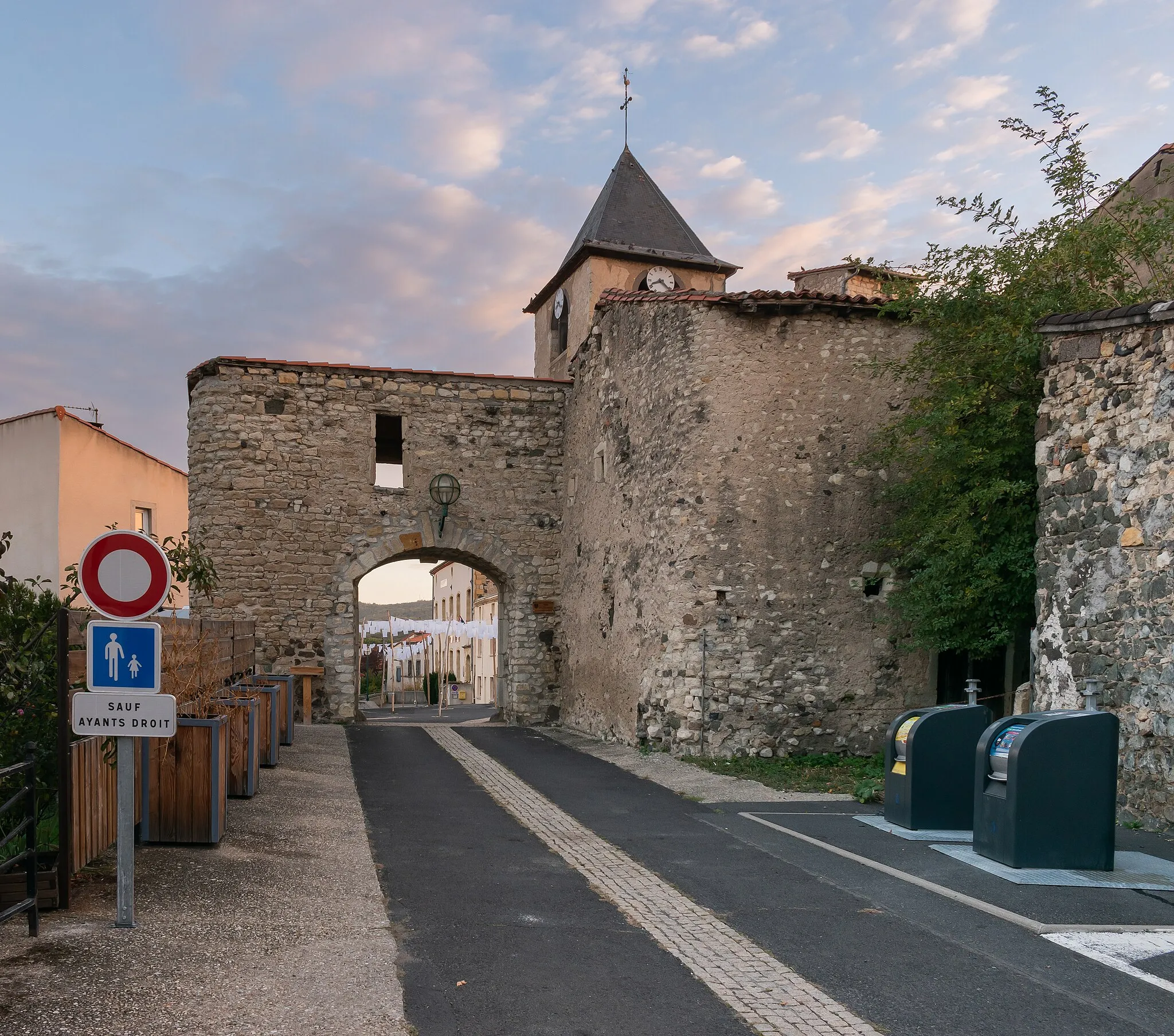 Photo showing: Remains of city walls in Pérignat-sur-Allier, Puy-de-Dôme, France