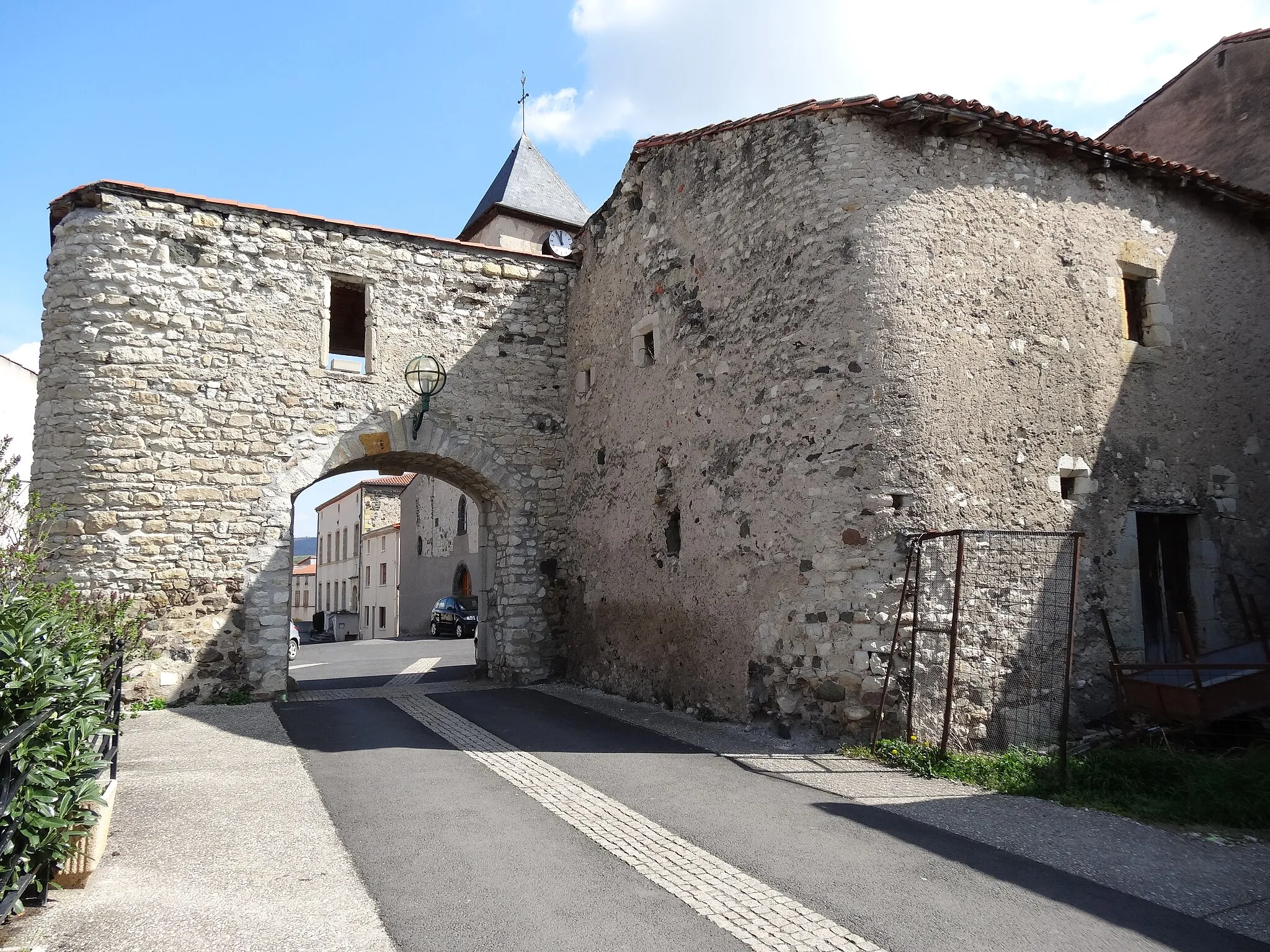 Photo showing: Pérignat-ès-Allier - Vestiges d'enceinte fortifiée