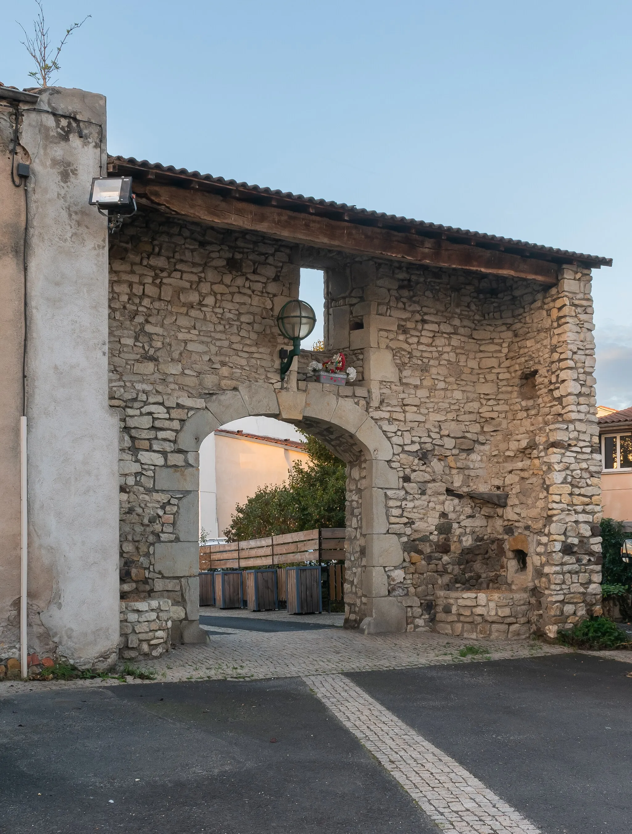 Photo showing: Remains of city walls in Pérignat-sur-Allier, Puy-de-Dôme, France