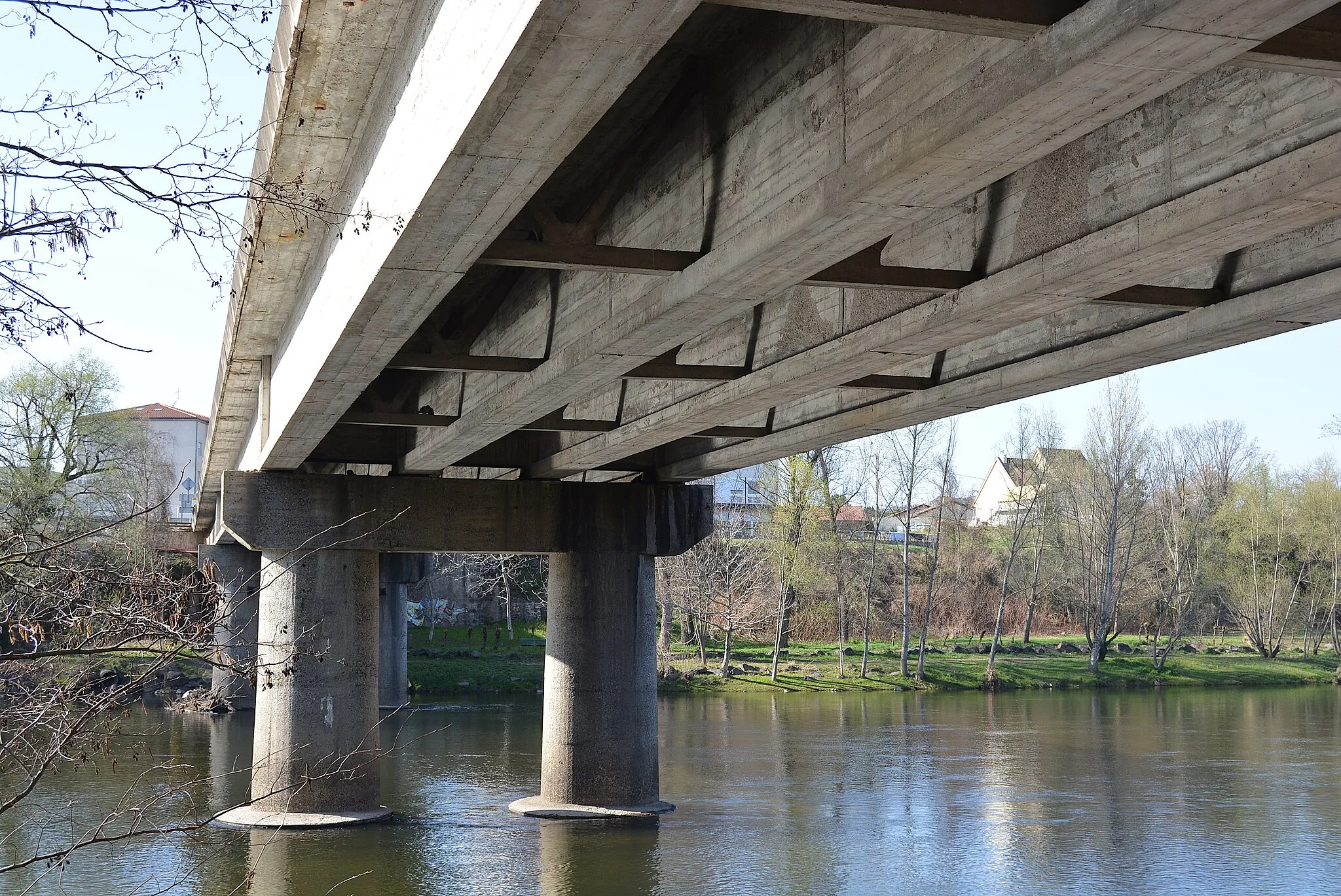 Photo showing: Sous le pont de Cournon, côté amont et rive droite, commune de Pérignat-sur-Allier (Puy-de-Dôme, Auvergne-Rhône-Alpes, France), avant les travaux de rénovation du pont. La route départementale 212 (qui devient métropolitaine 212 en rive gauche, à l'entrée de Cournon-d'Auvergne) passe au-dessus.