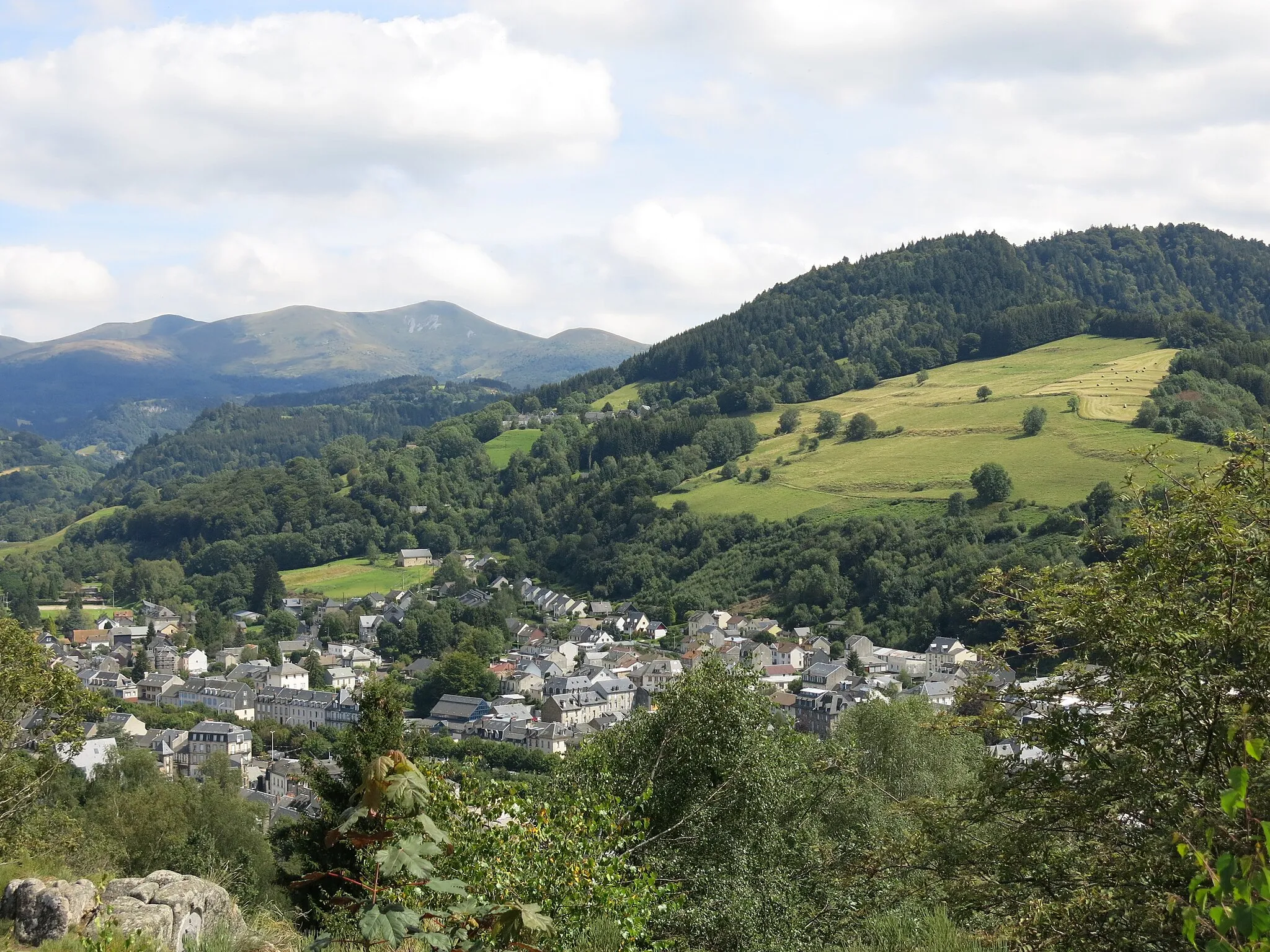 Photo showing: The town of la Bourboule seen from la Roche des Fées (Puy-de-Dôme, France).