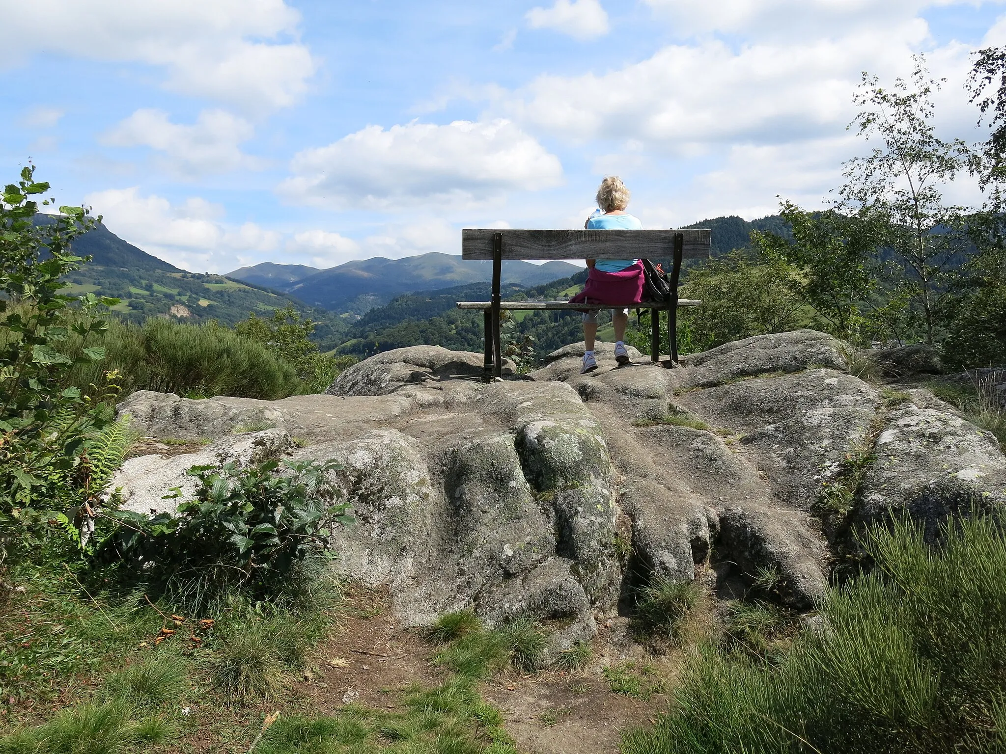 Photo showing: The top of la Roche des Fées (=Rock of the fairies) between la Bourboule and Murat-le-Quaire (Puy-de-Dôme, France).