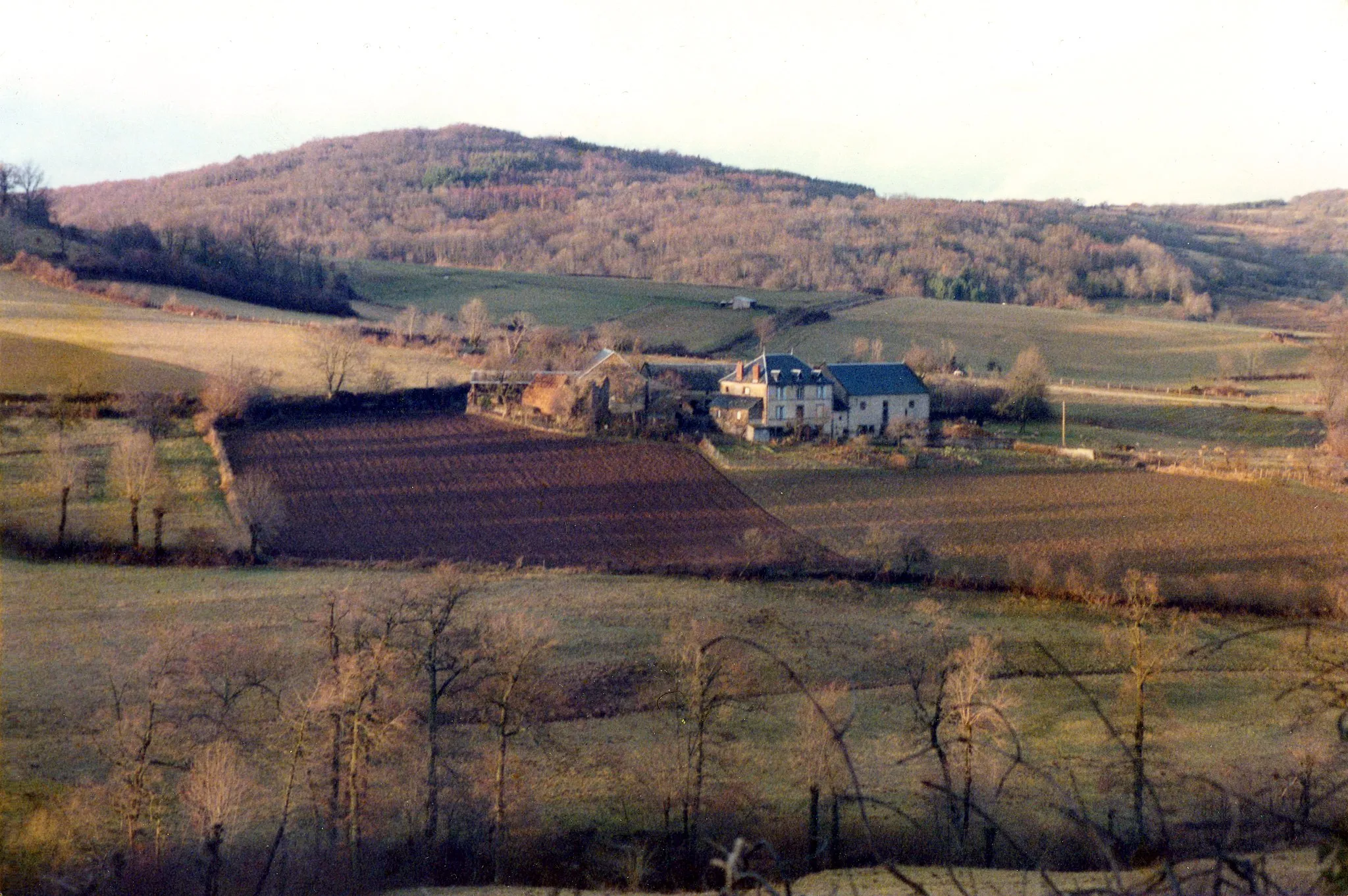 Photo showing: Photographie du hameau de Montiroir situé au pied du volcan du puy de Montiroir. On aperçoit, à gauche du hameau, les ruines d'une vielle tour médiévale aujourd'hui démolie. Le membre wiki "Nolège" est l'auteur de cette photographie prise dans les années 1980. Il autorise à ce que ce document soit publié selon les termes de la GFDL.