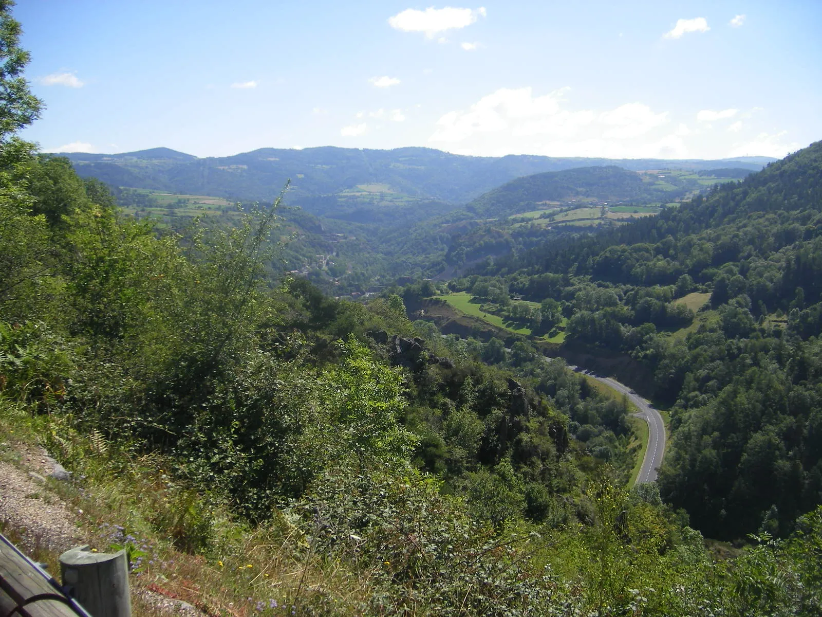 Photo showing: The valley of Allier as viewed westward from Monistrol-d'Allier