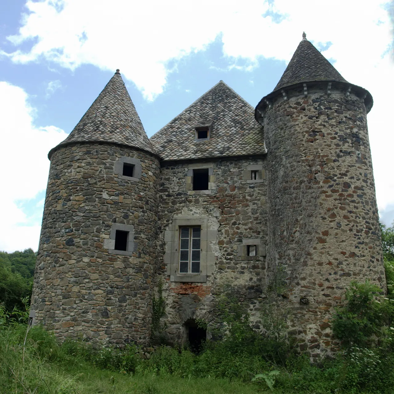 Photo showing: Château de Celles sur la commune de Carlat dans le Cantal.