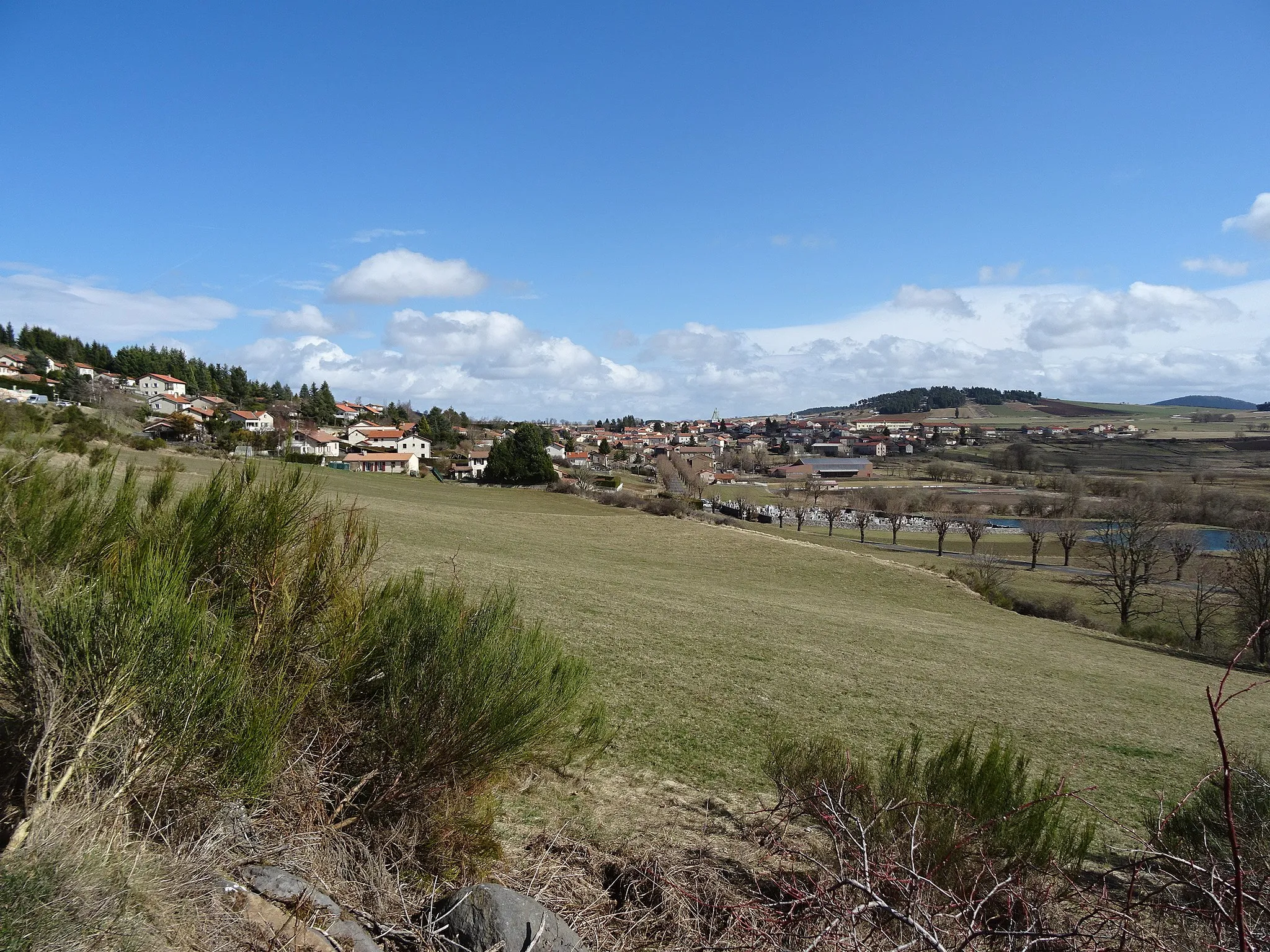 Photo showing: Vue générale de Landos depuis l'ouest du bourg