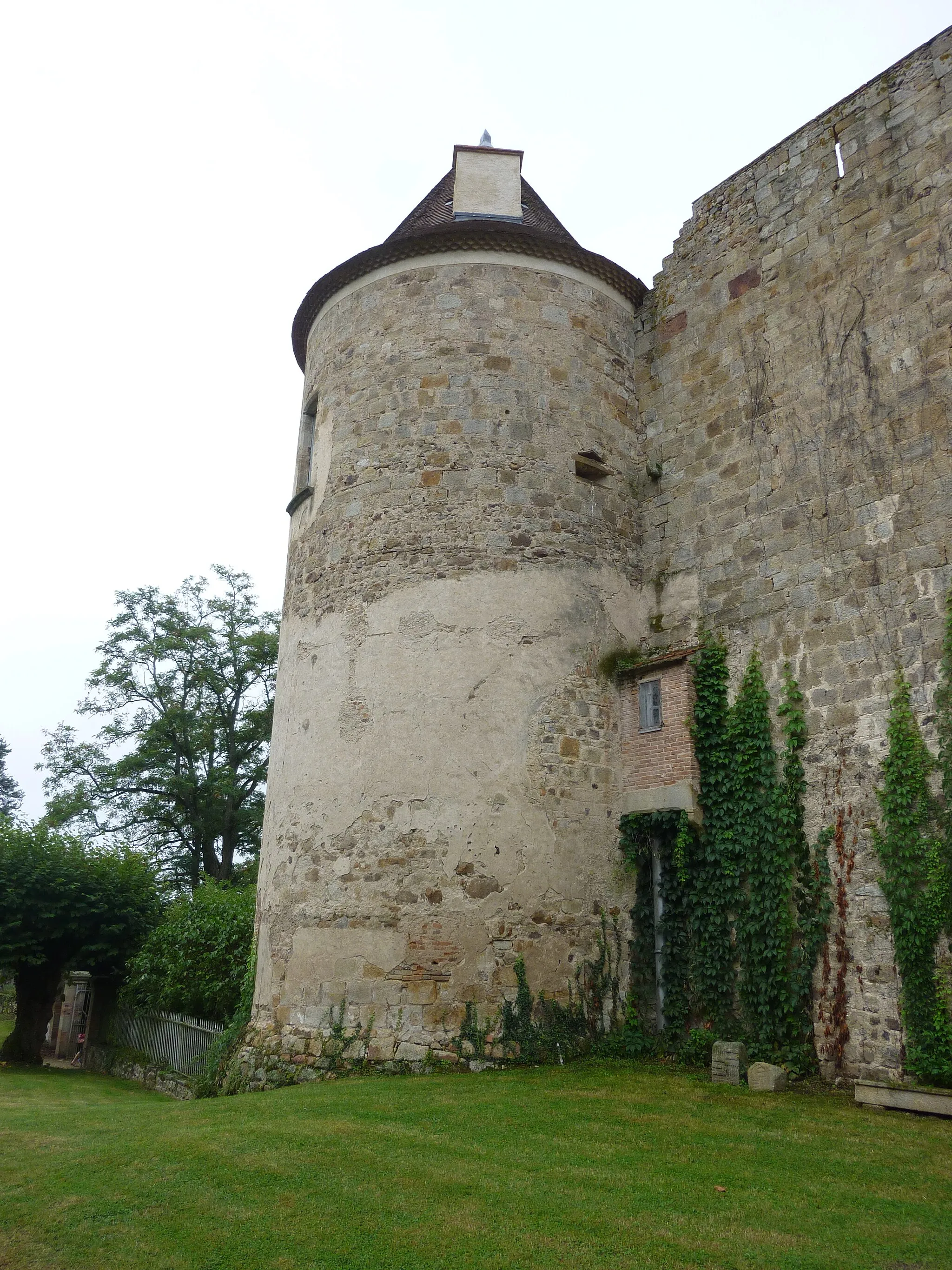 Photo showing: Château de Ravel, Ravel, France. Historical monument. Tower.