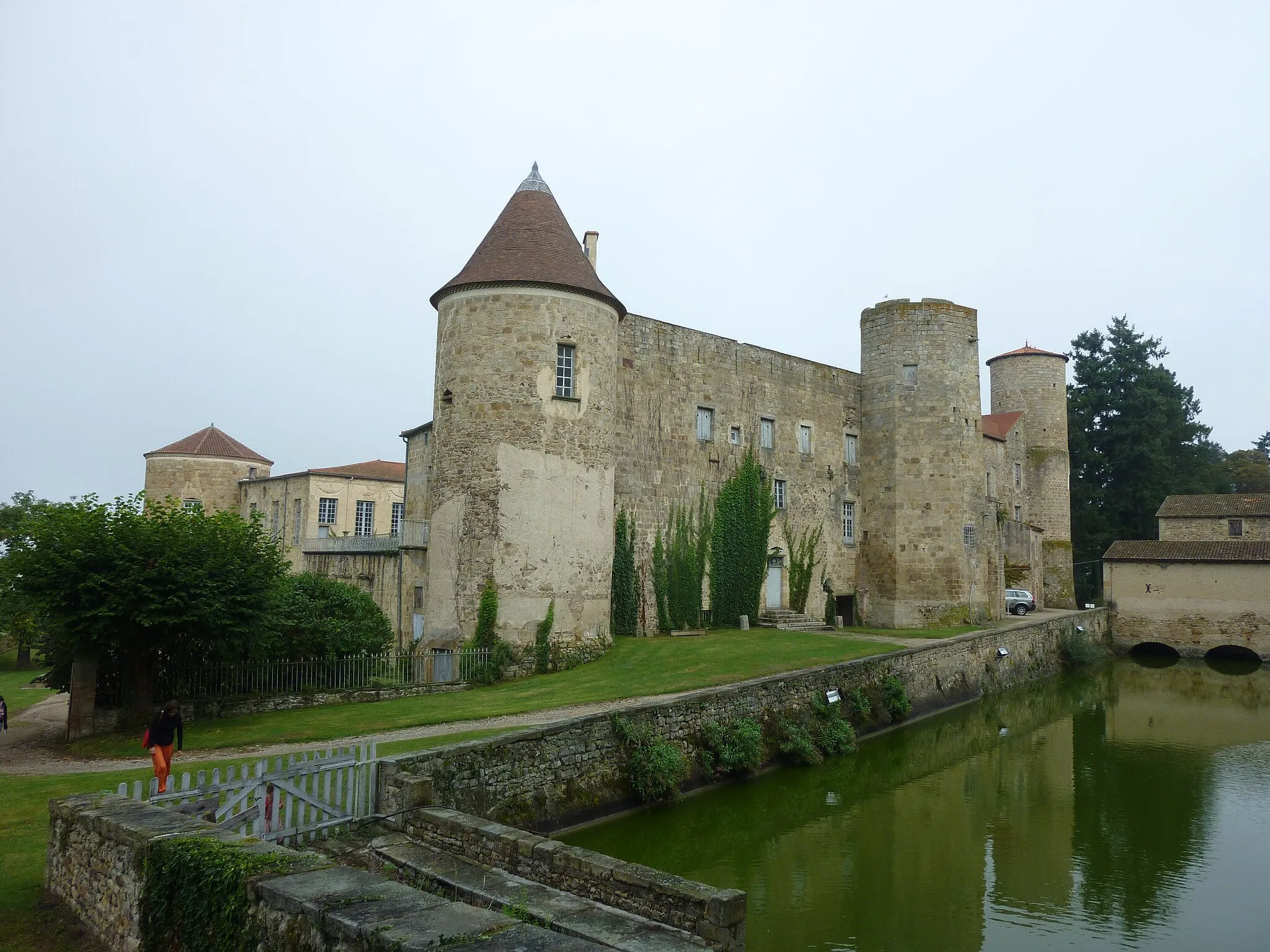 Photo showing: Château de Ravel, Ravel, France. Monument historique. East wing and main entrance.