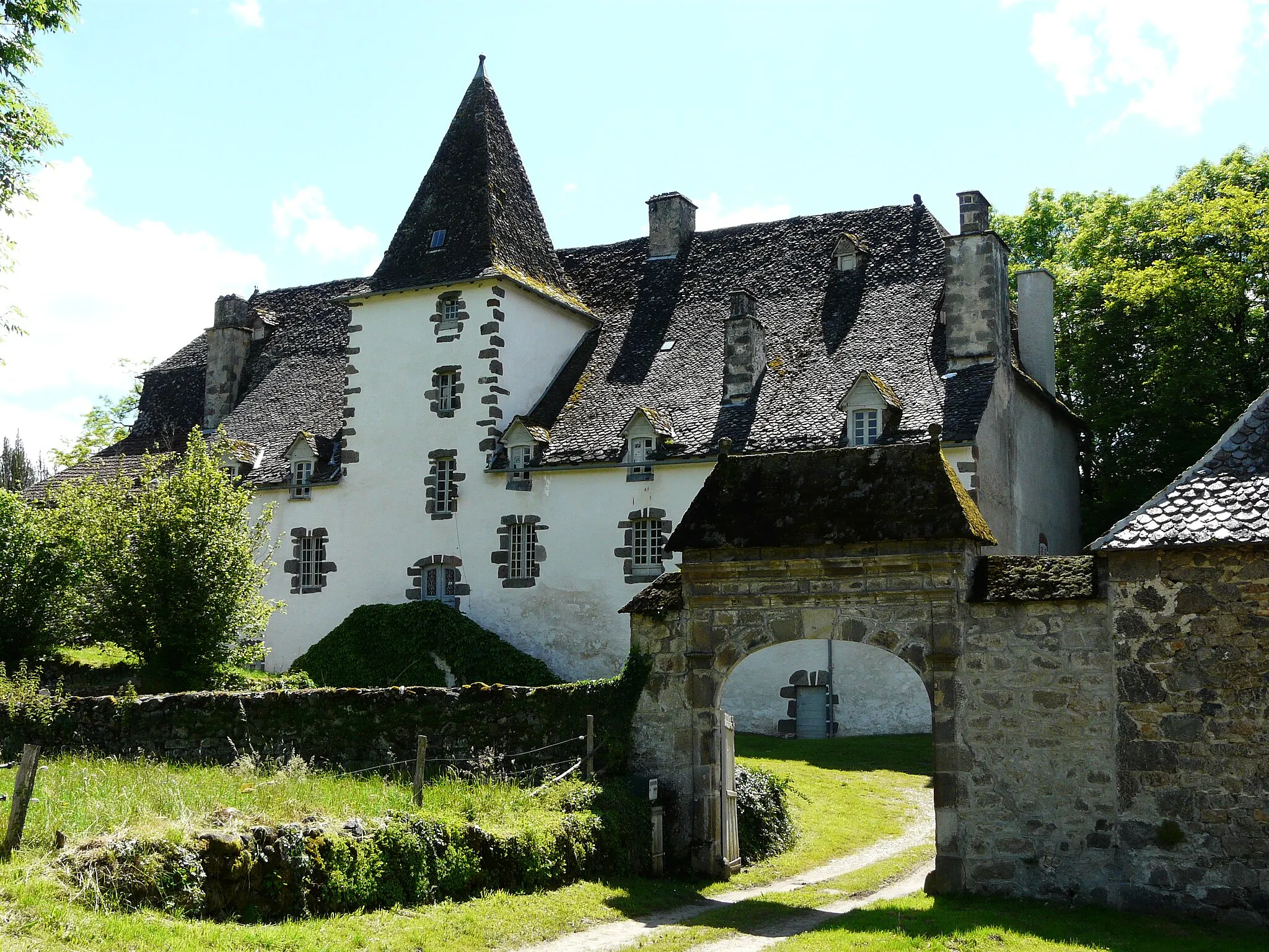 Photo showing: Le château du Cambon, Saint-Cernin, Cantal, France.