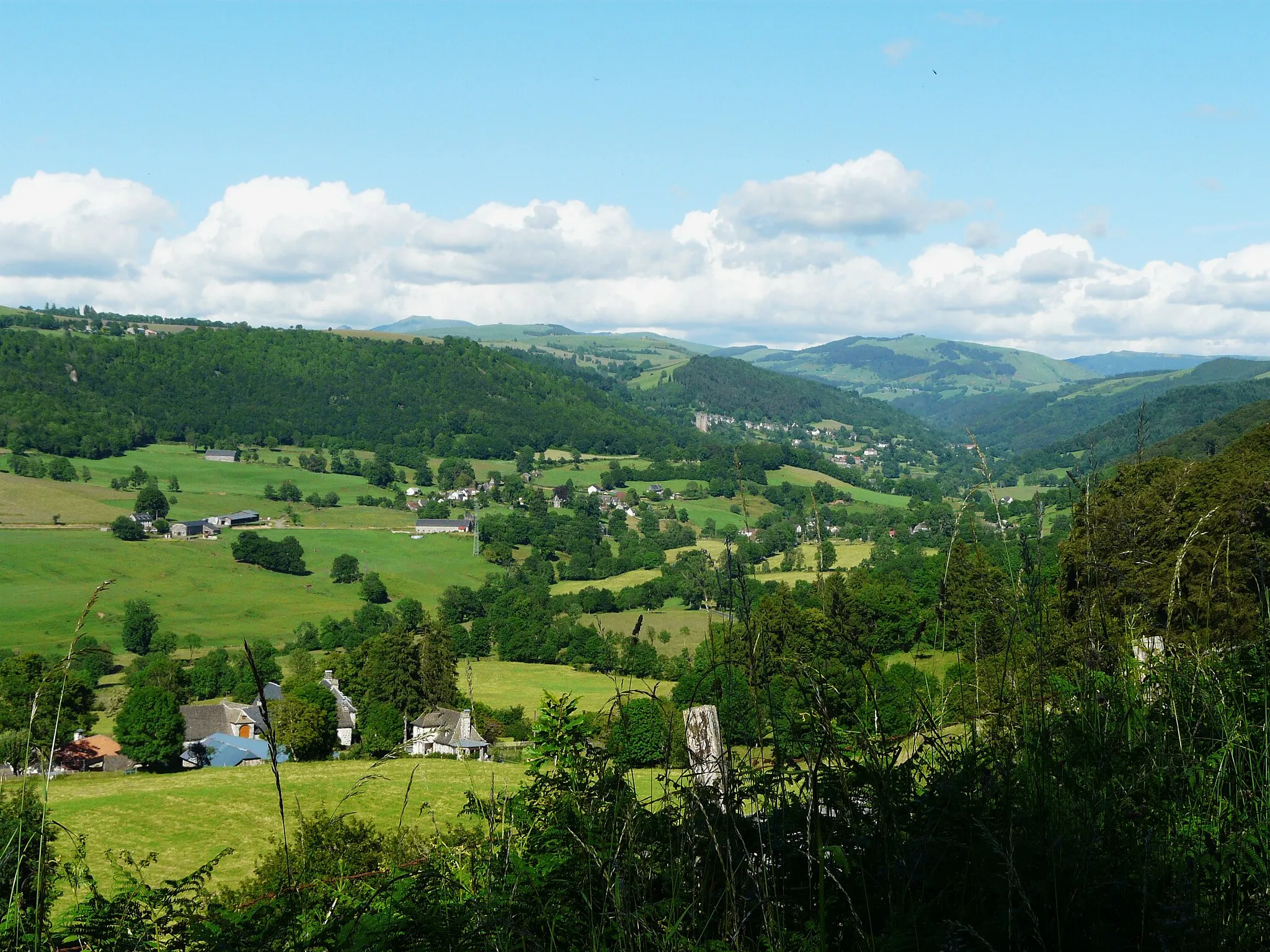 Photo showing: La vallée de la Doire vue depuis la route départementale 922, Saint-Cernin, Cantal, France. Vue prise en direction de l'amont.