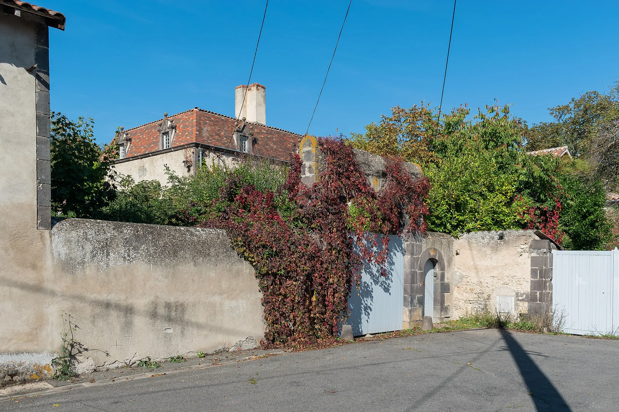 Photo showing: This building is inscrit au titre des monuments historiques de la France. It is indexed in the base Mérimée, a database of architectural heritage maintained by the French Ministry of Culture, under the reference PA00092111 .