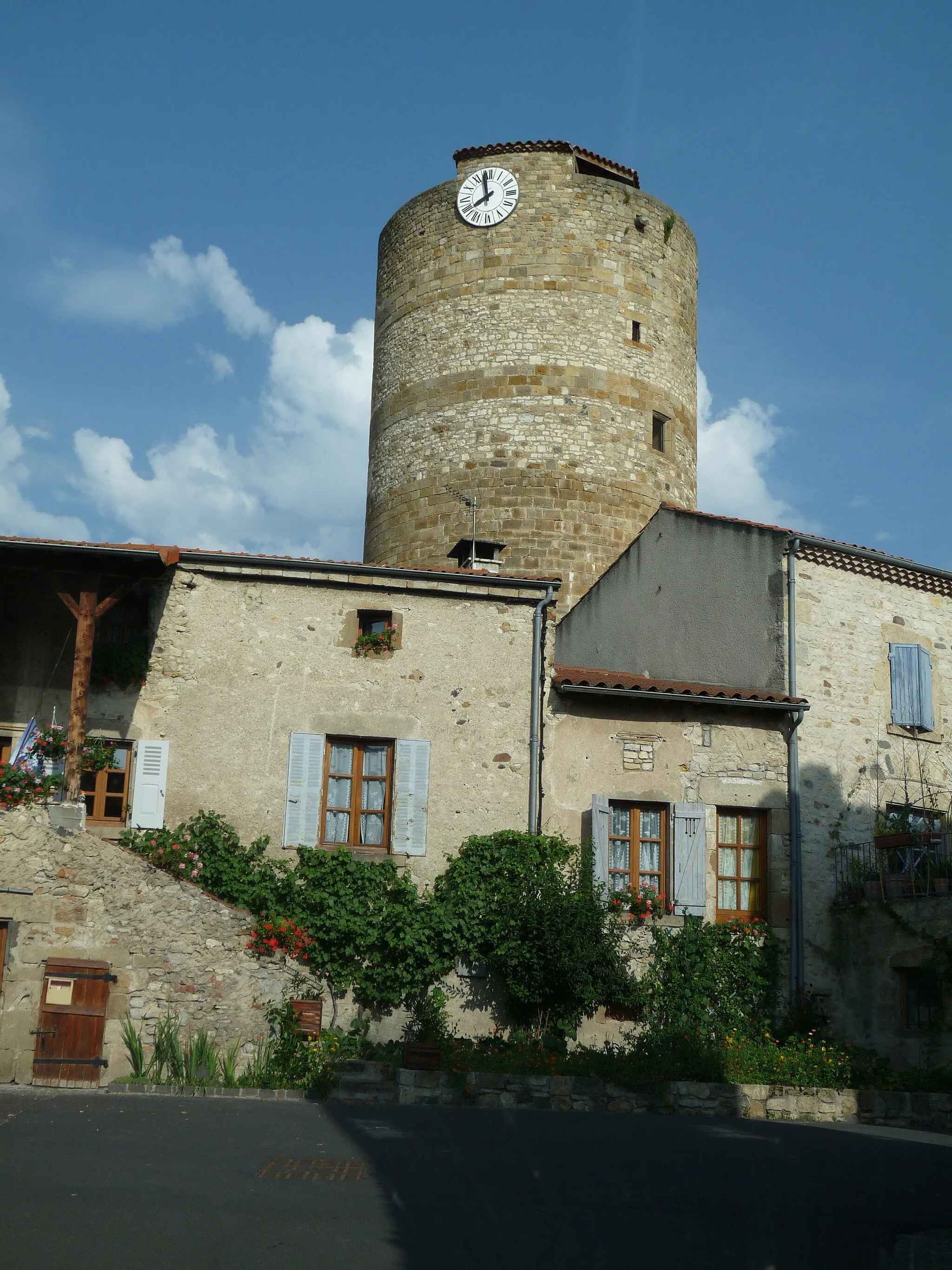 Photo showing: la tour et maisons de la Sauvetat, Puy de Dome