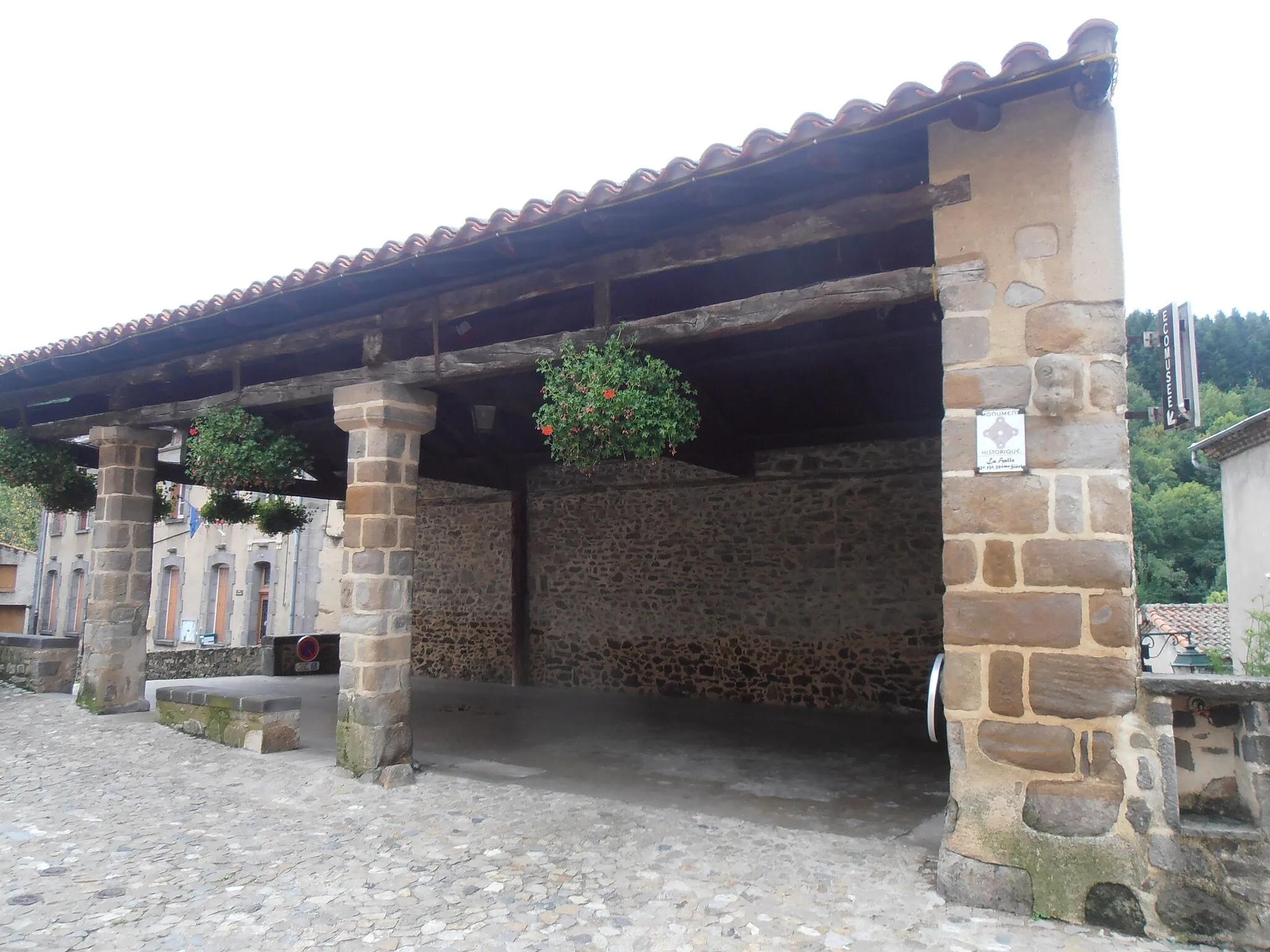 Photo showing: This building is indexed in the base Mérimée, a database of architectural heritage maintained by the French Ministry of Culture, under the reference PA00092588 .