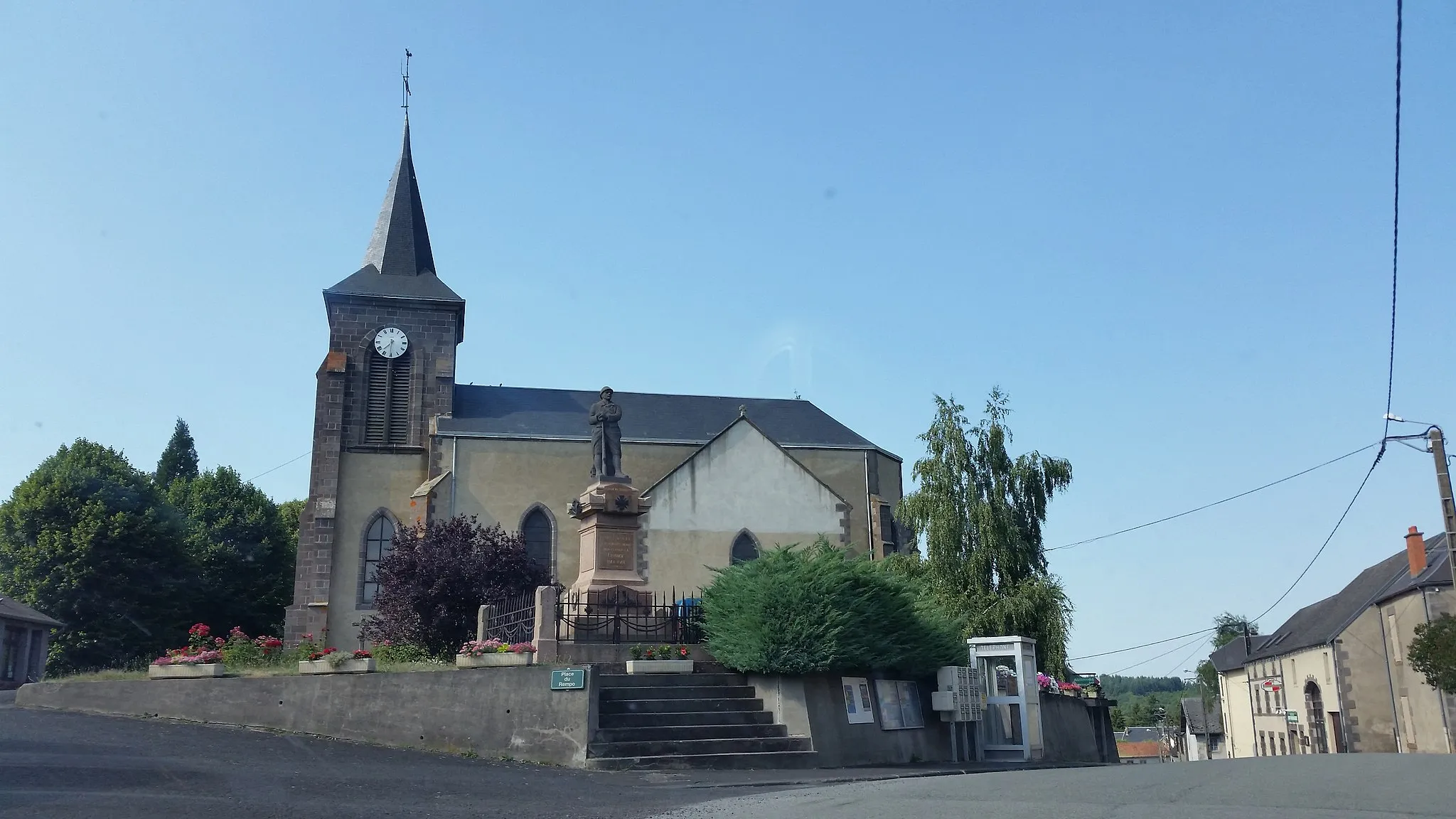 Photo showing: Photographie de l'église du village avec en premier plan un monument aux morts.