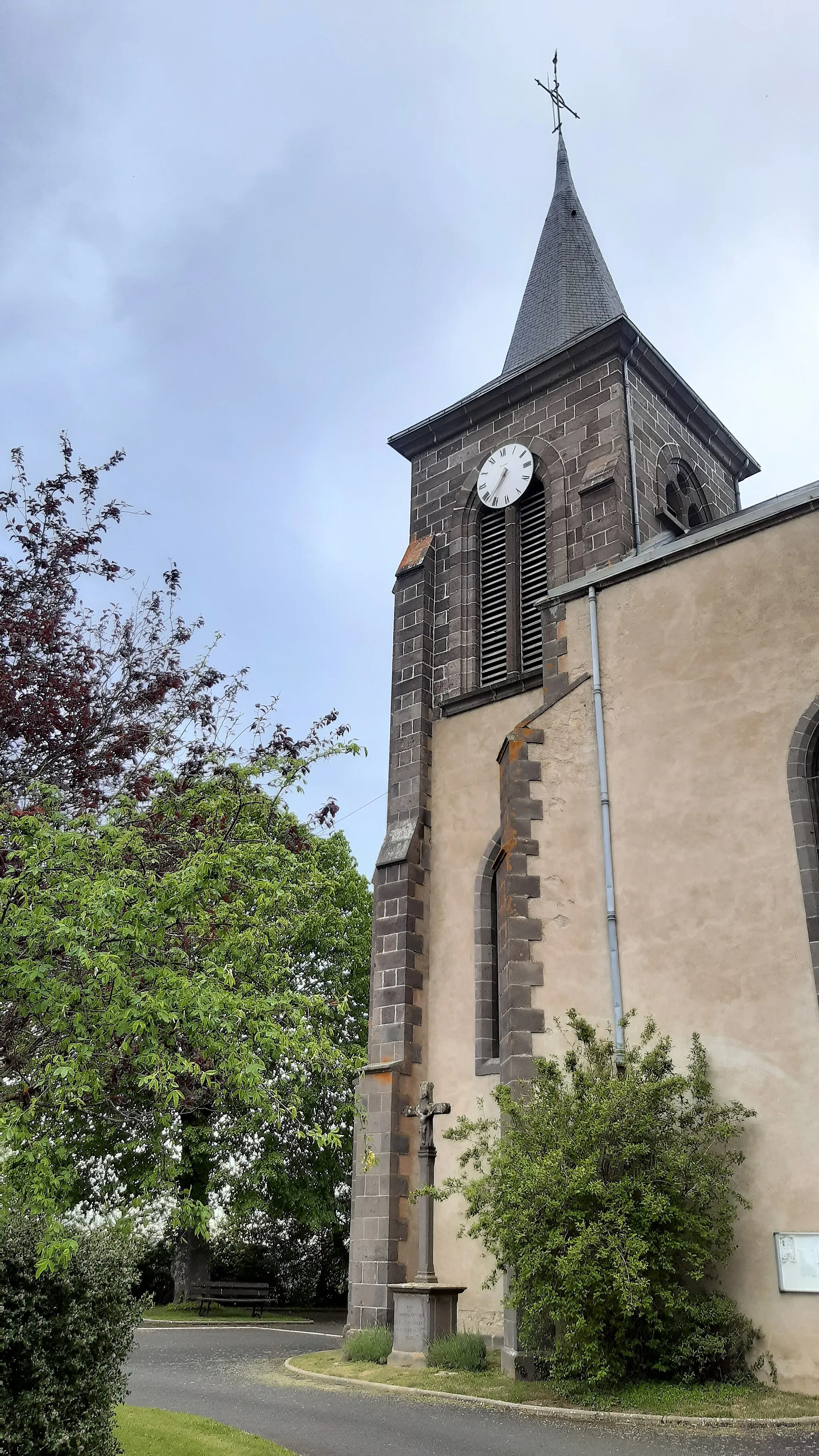 Photo showing: Église de la Dédicace de Saint-Michel à Saint-Angel, Puy-de-Dôme - France