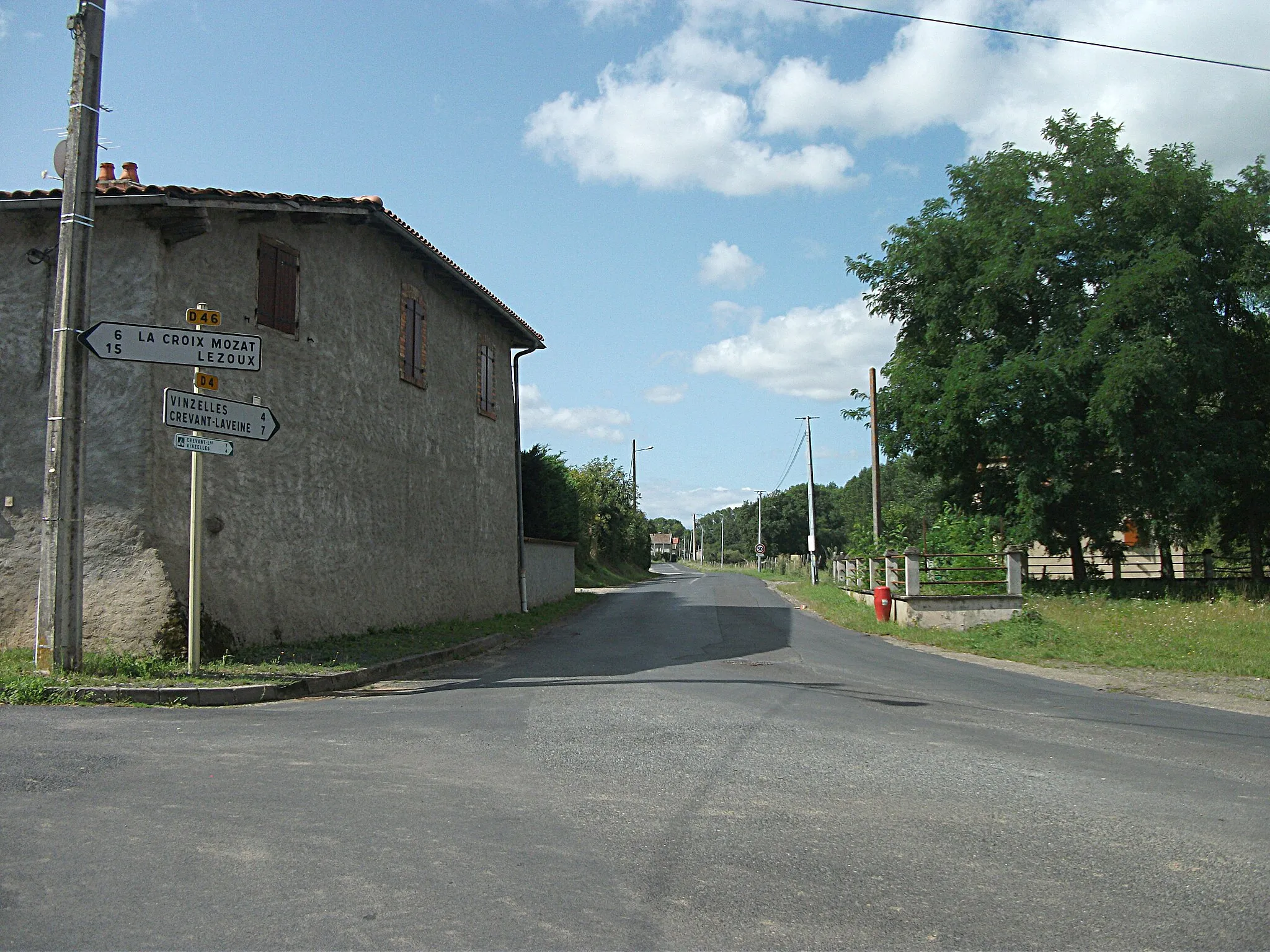 Photo showing: Departmental road 4 towards Vinzelles, in Charnat, Puy-de-Dôme, Auvergne-Rhône-Alpes, France. [15118]