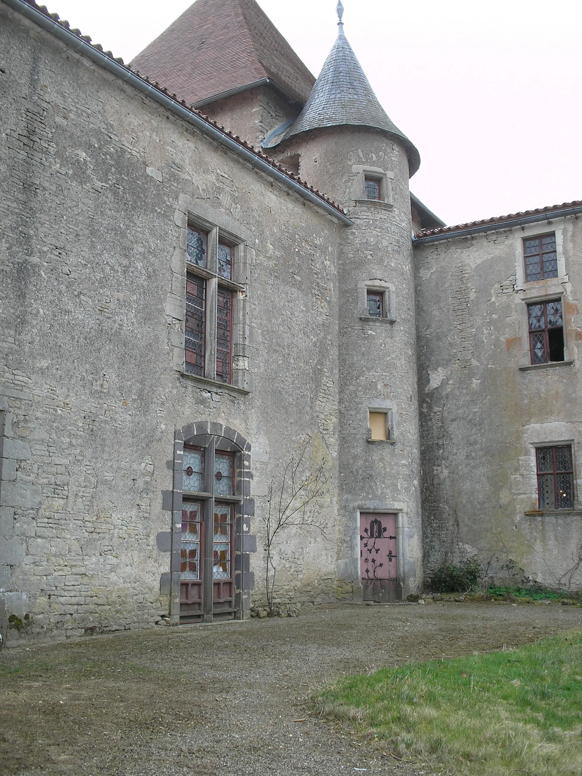 Photo showing: Château de la Roche, (France). Cour intérieure : la tour d'angle