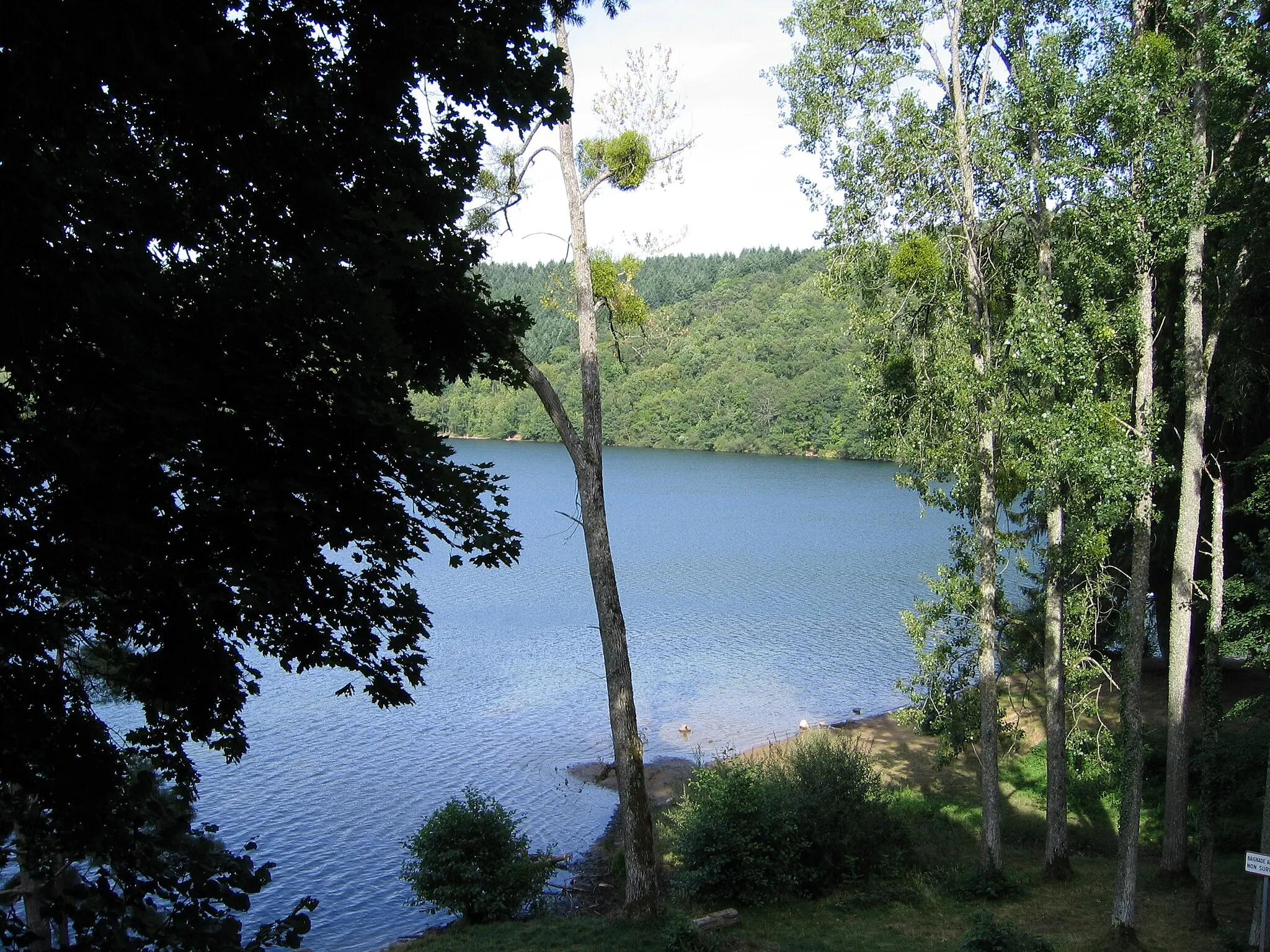 Photo showing: Le Gour de Tazenat (Commune de Charbonnières-les-Vieilles, Puy-de-Dôme, Région auvergne)