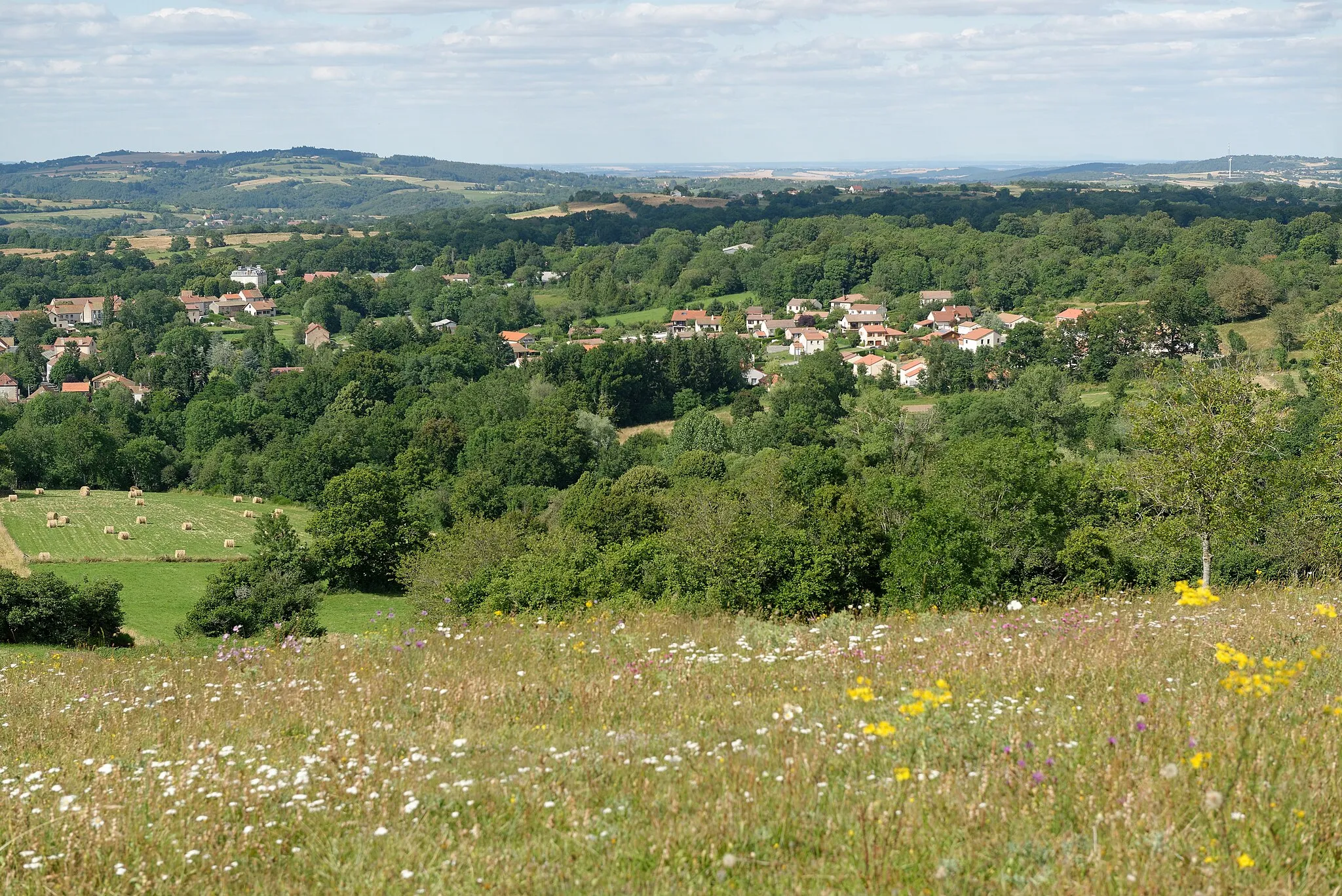 Photo showing: Vue du bourg de Charbonnières-les-Vieilles, dans le département français du Puy-de-Dôme, depuis le belvédère du gour de Tazenat.