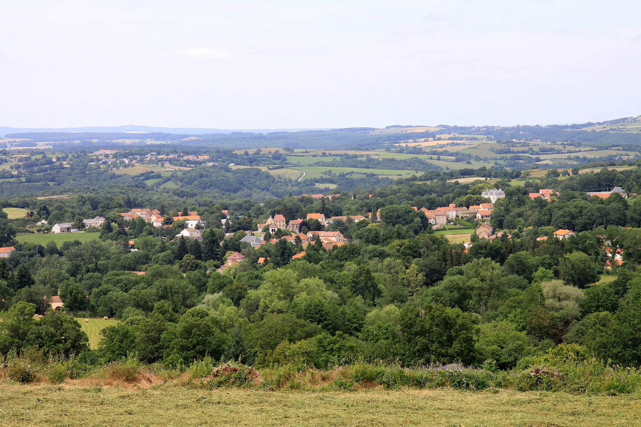 Photo showing: Charbonnières-les-Vieilles vu du Gour de Tazenat.