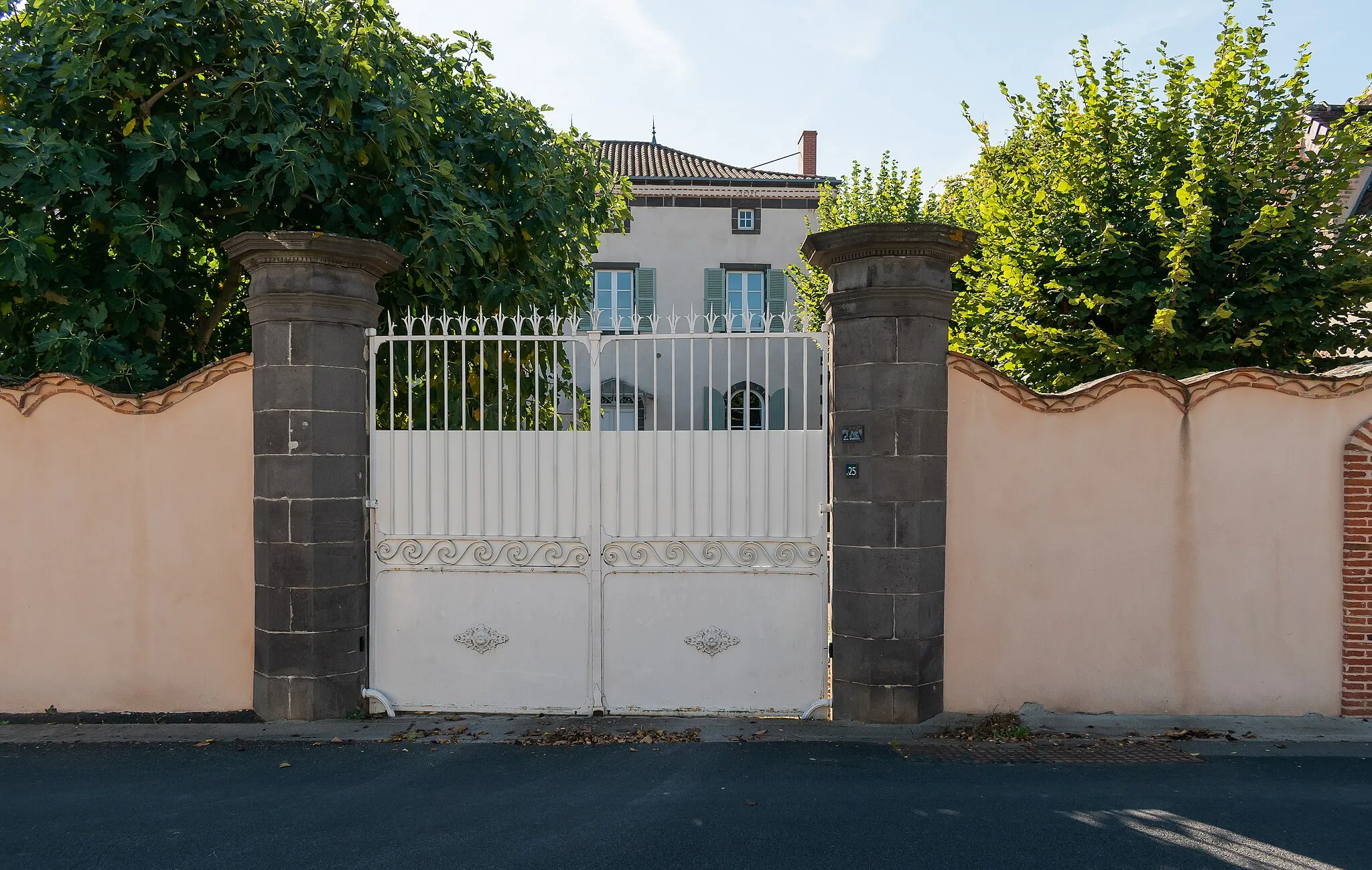 Photo showing: This building is inscrit au titre des monuments historiques de la France. It is indexed in the base Mérimée, a database of architectural heritage maintained by the French Ministry of Culture, under the reference PA63000052 .