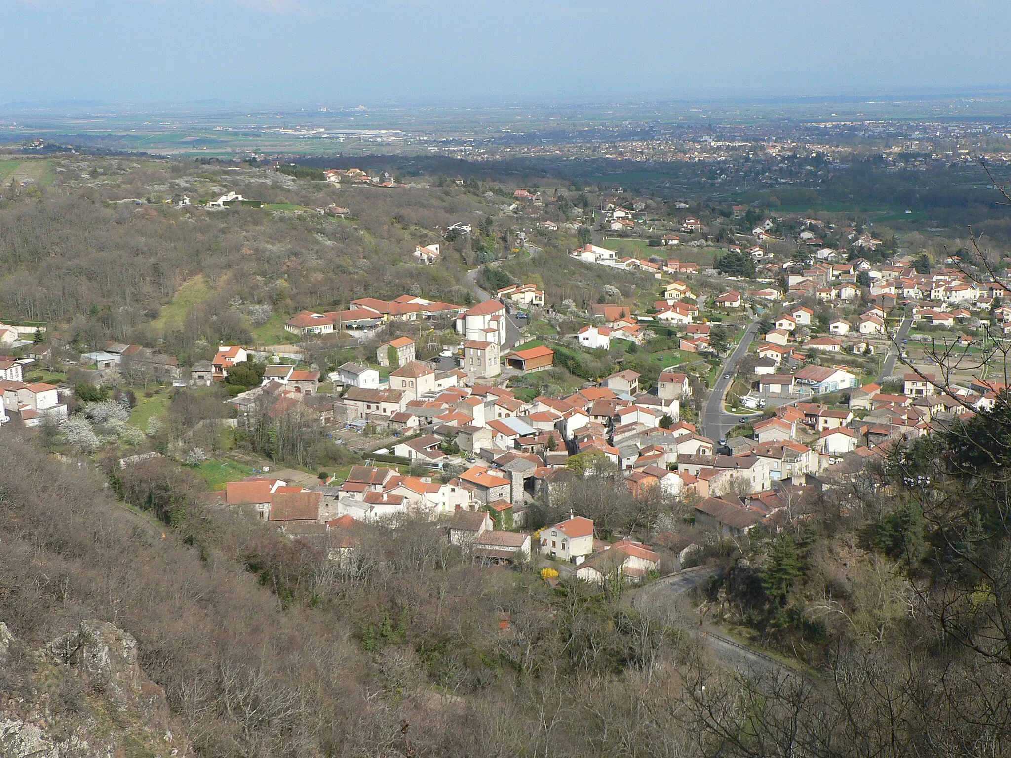 Photo showing: Bourg d'Enval (Puy-de-Dôme, France) vu depuis les gorges d'Enval.