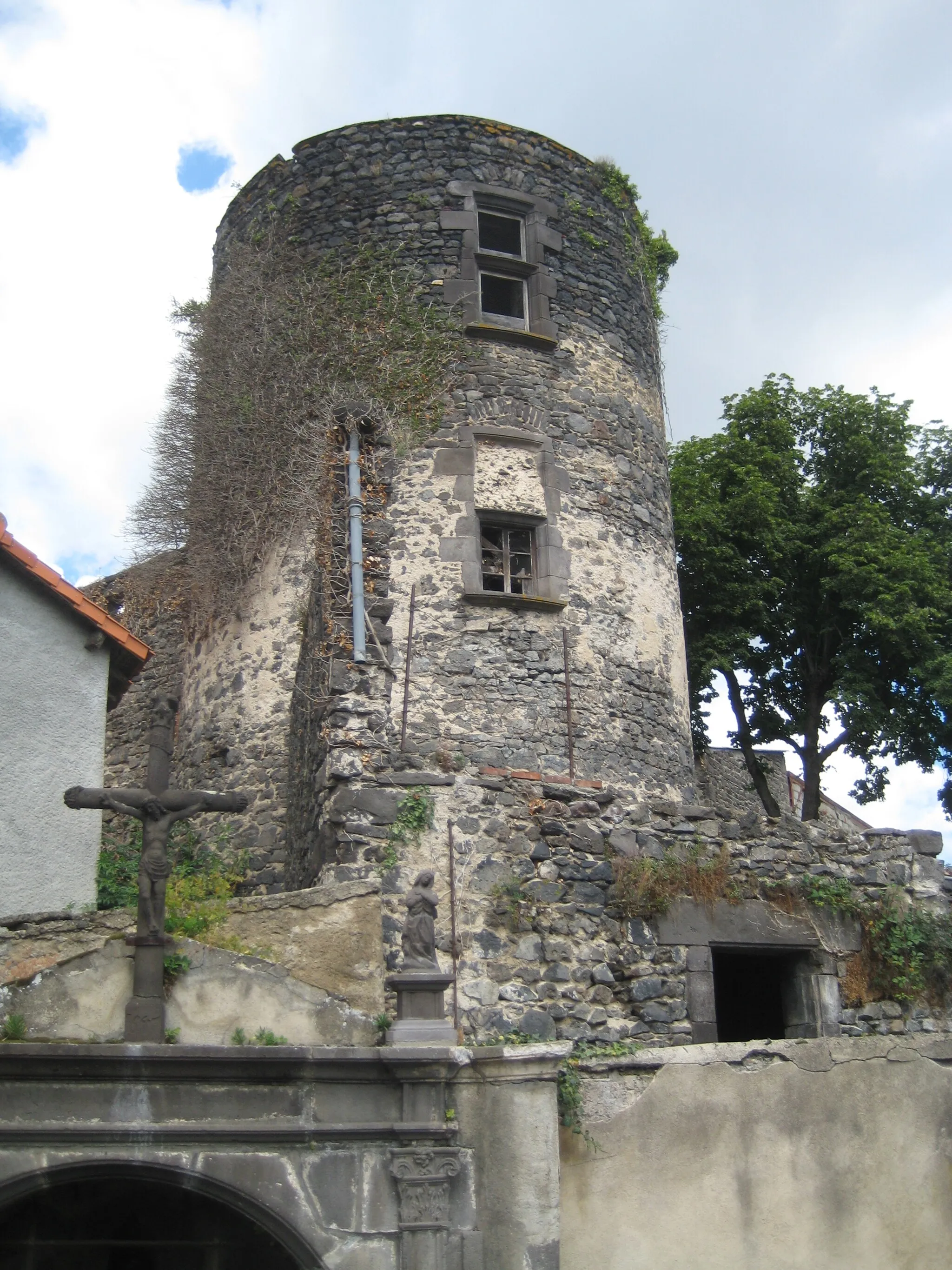 Photo showing: Une des tours, vestige du château de Marsat