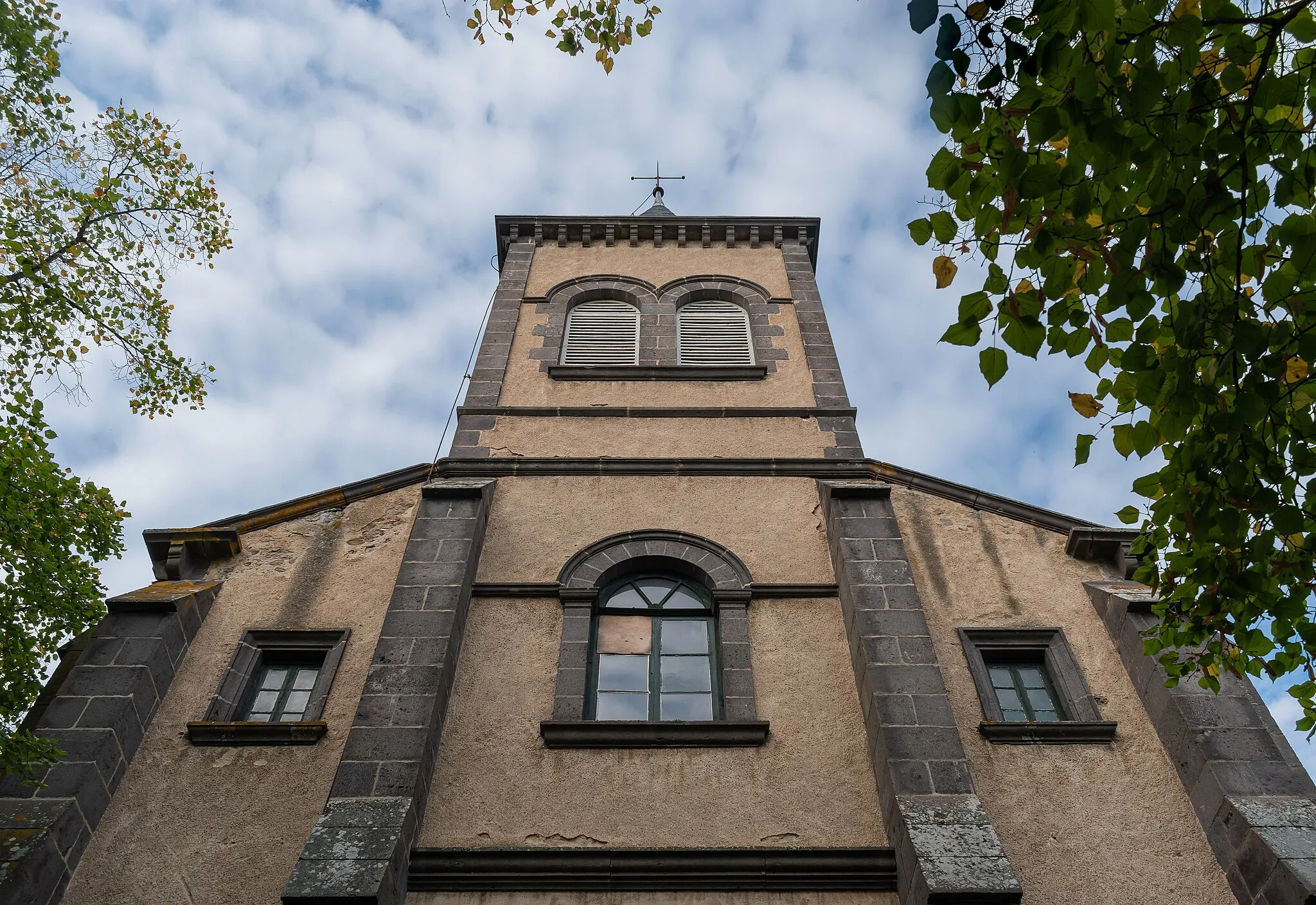 Photo showing: Upper part of the facade of the Saint Praejectus church in Montcel, Puy-de-Dôme, France