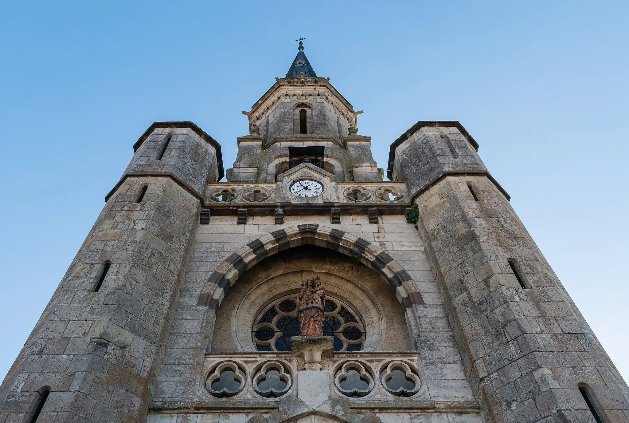 Photo showing: Upper part of the facade of the Saint Peter church in Teilhède, Puy-de-Dôme, France