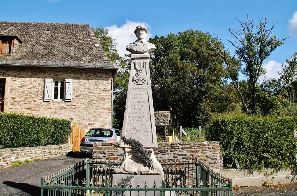 Photo showing: Le Monument-aux-Morts