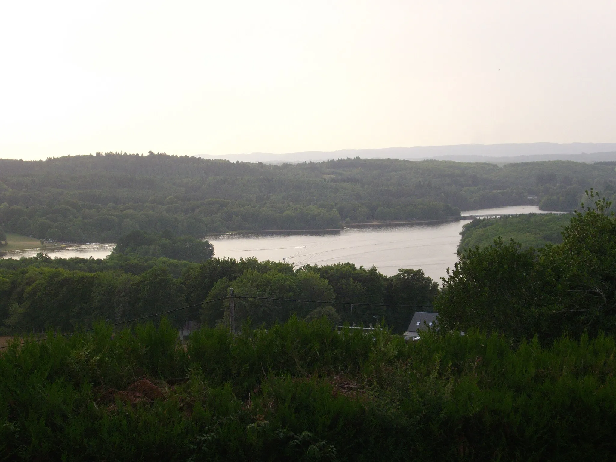 Photo showing: Triouzoune lake seen from Manzagol puy (Corrèze, France)