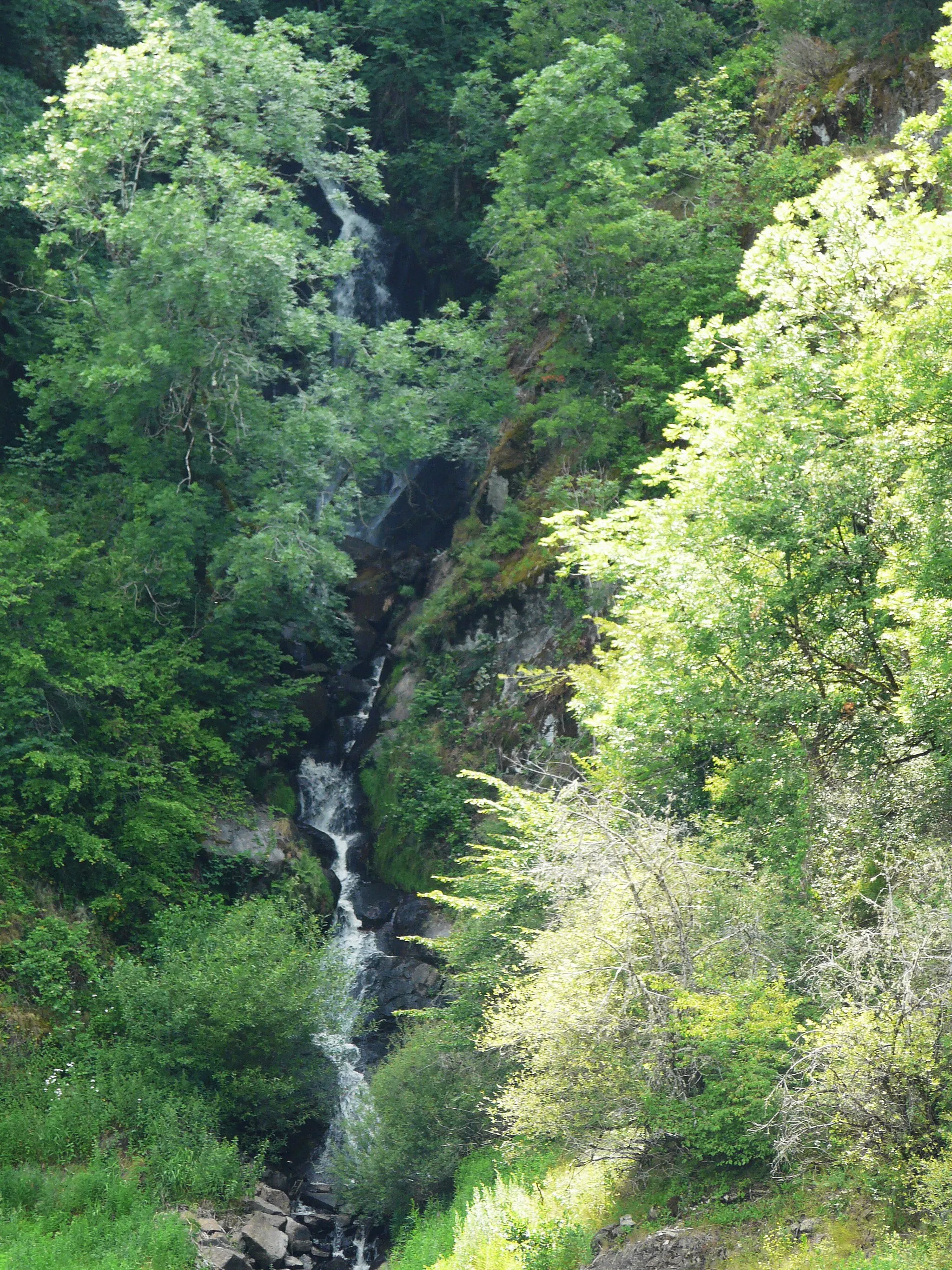 Photo showing: Cascade d'un ruisseau se déversant dans la retenue du barrage de Marèges, Liginiac, Corrèze, France.