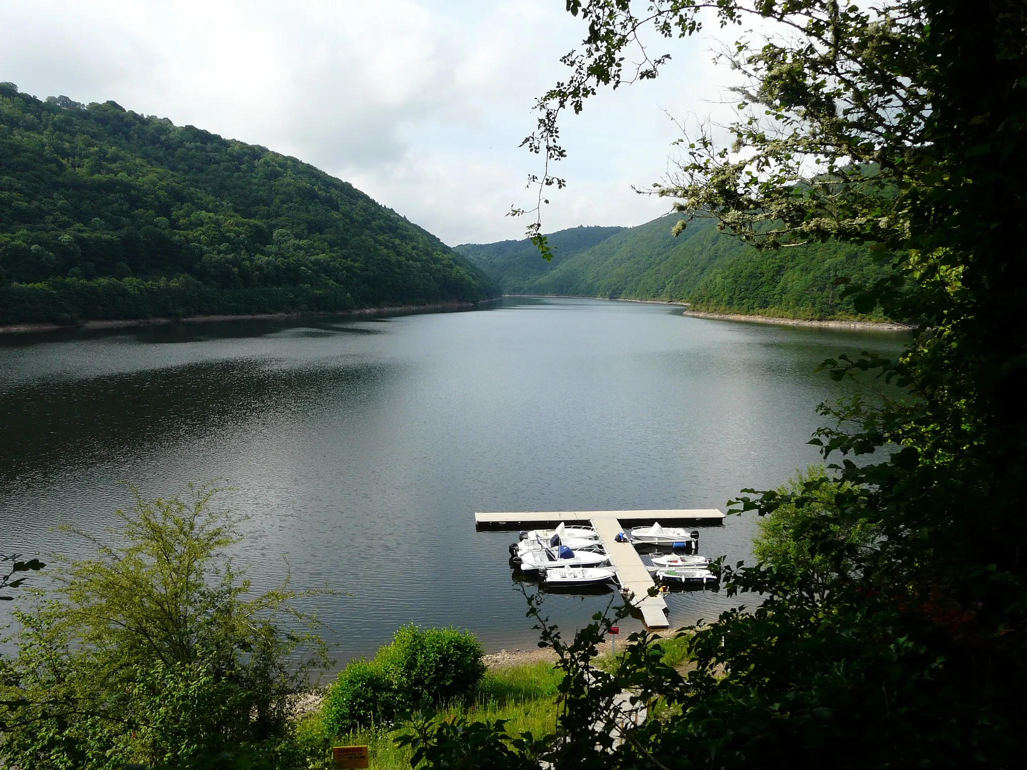 Photo showing: Le lac de Bort-les-Orgues en contrebas de l'ancien prieuré de Port-Dieu ; au premier plan, commune de Confolent-Port-Dieu (Corrèze) ; au second plan sur la droite commune de Monestier-Port-Dieu, et sur la gauche, commune de Larodde (Puy-de-Dôme).