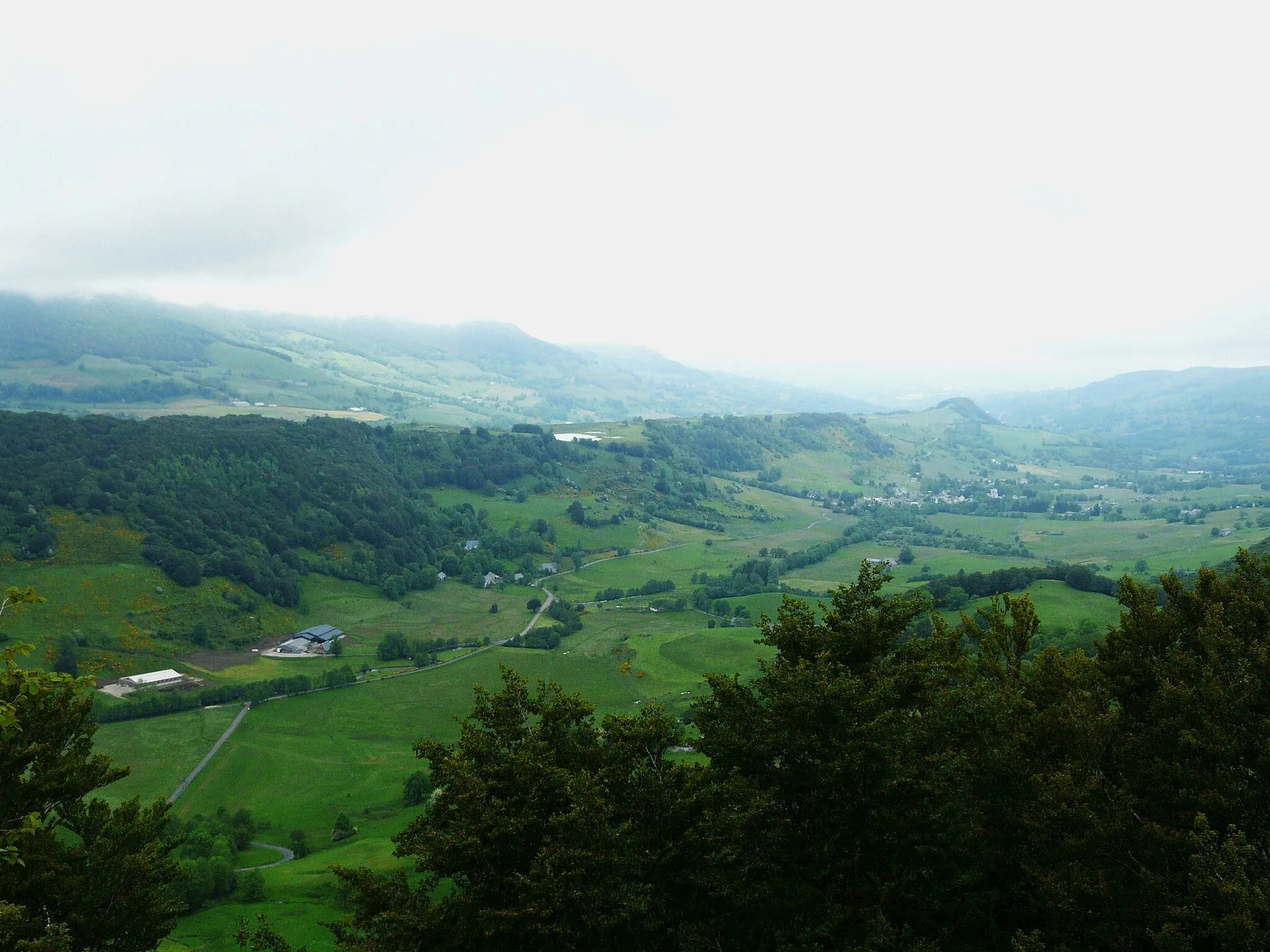 Photo showing: La vallée de la Petite Rhue vue depuis le col de Serre, Cantal, France.