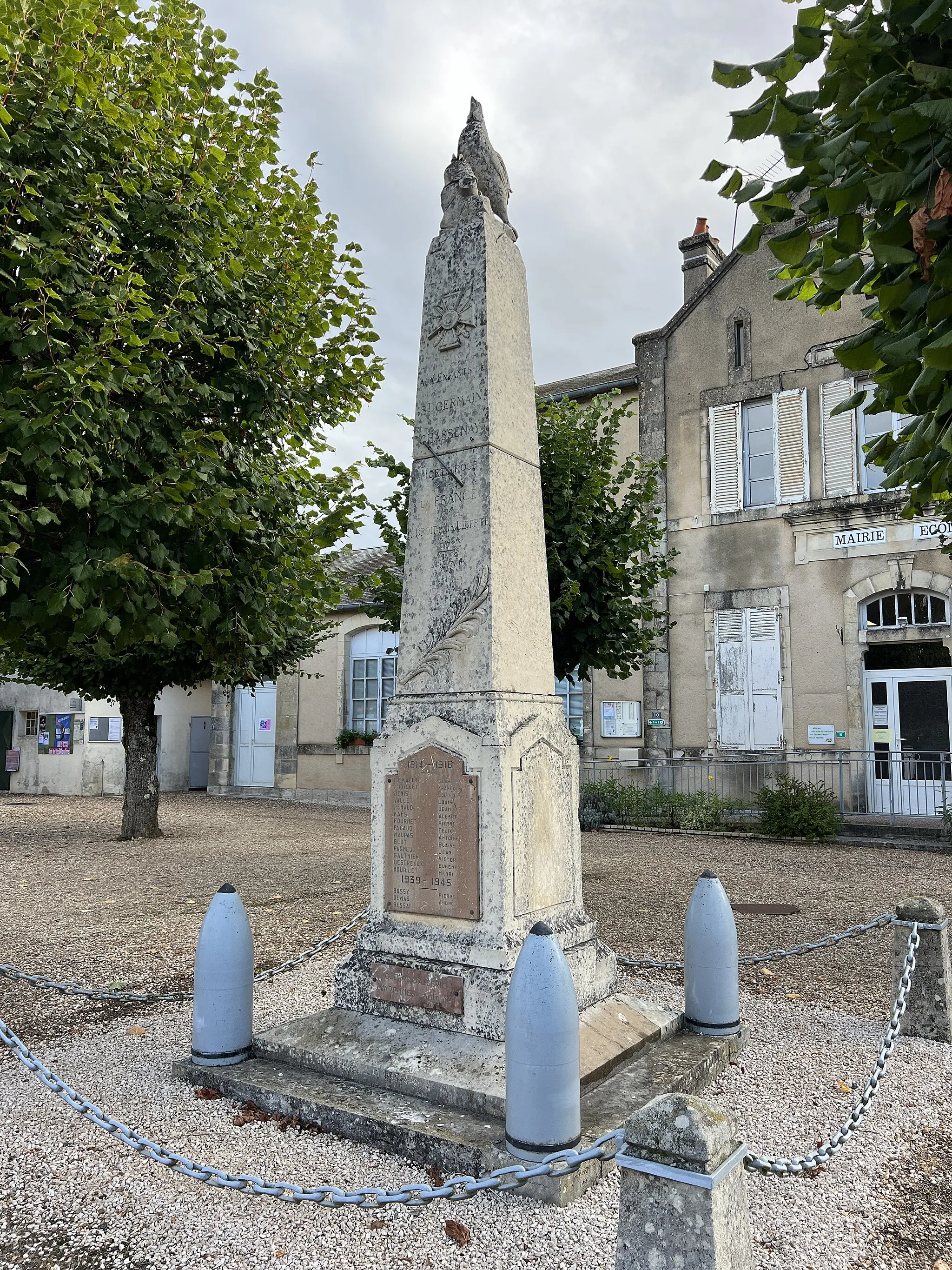 Photo showing: Monument aux morts de Saint-Germain-Chassenay.